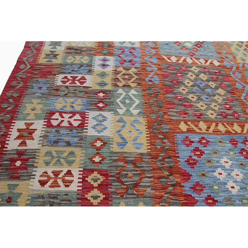 Traditional Handwoven Turkish Kilim Rug For Sale 4