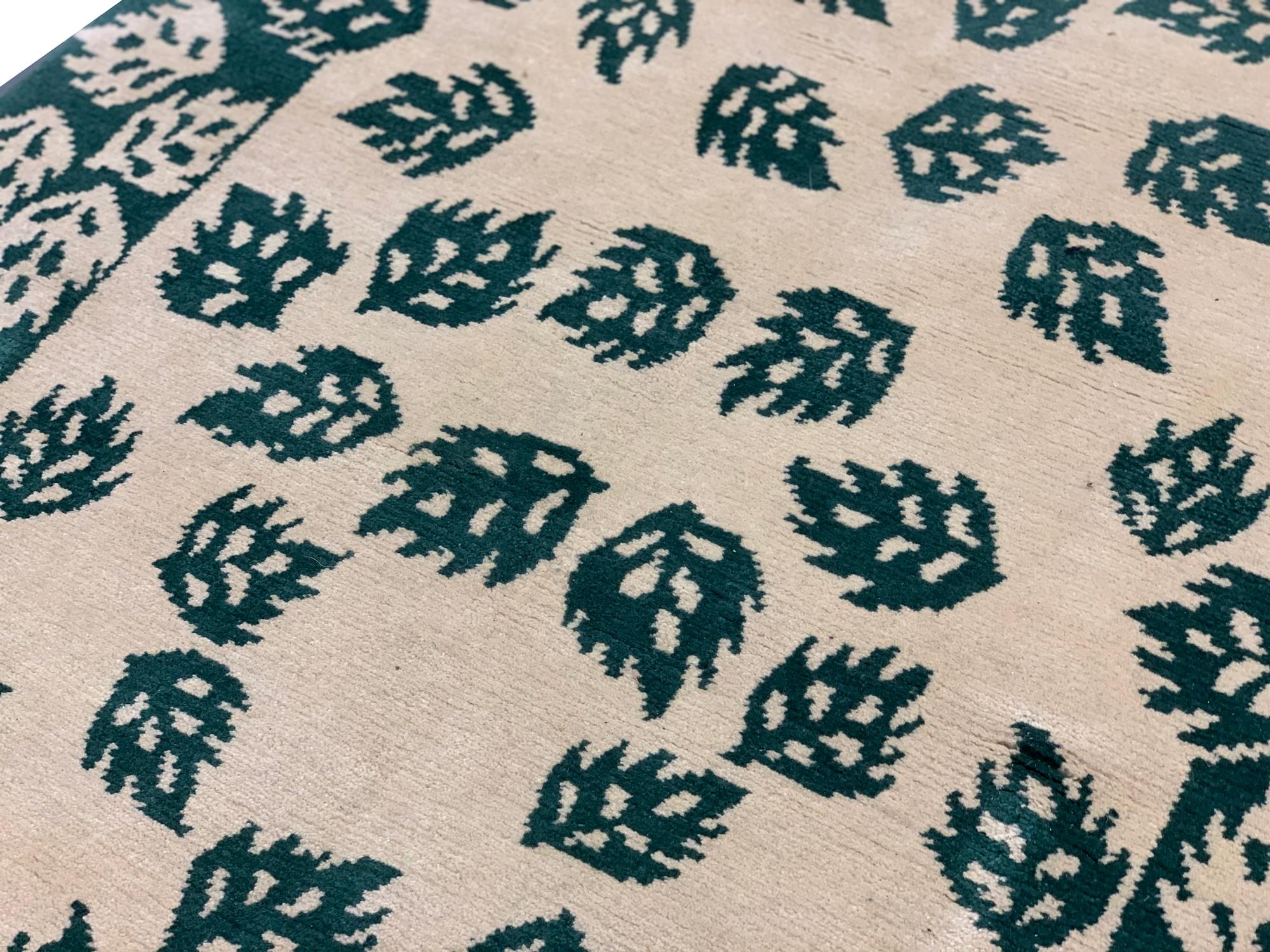 Handgefertigter moderner Teppich aus grüner und cremefarbener Wolle für Home Decor (Indisch) im Angebot