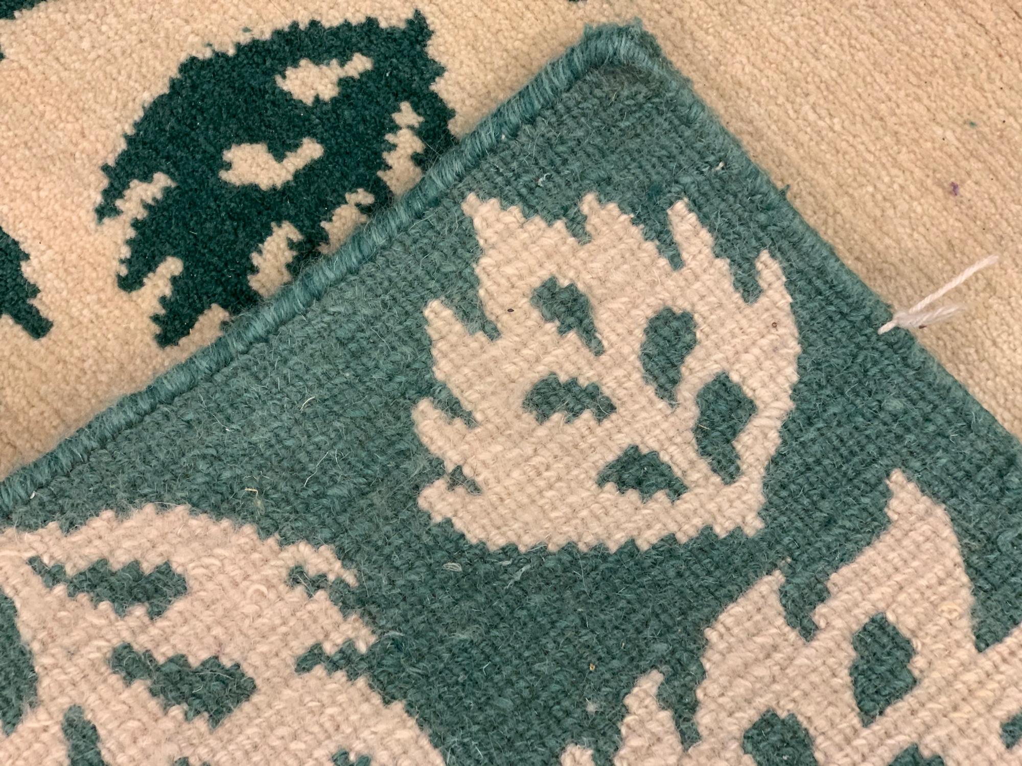 Handgefertigter moderner Teppich aus grüner und cremefarbener Wolle für Home Decor im Zustand „Hervorragend“ im Angebot in Hampshire, GB