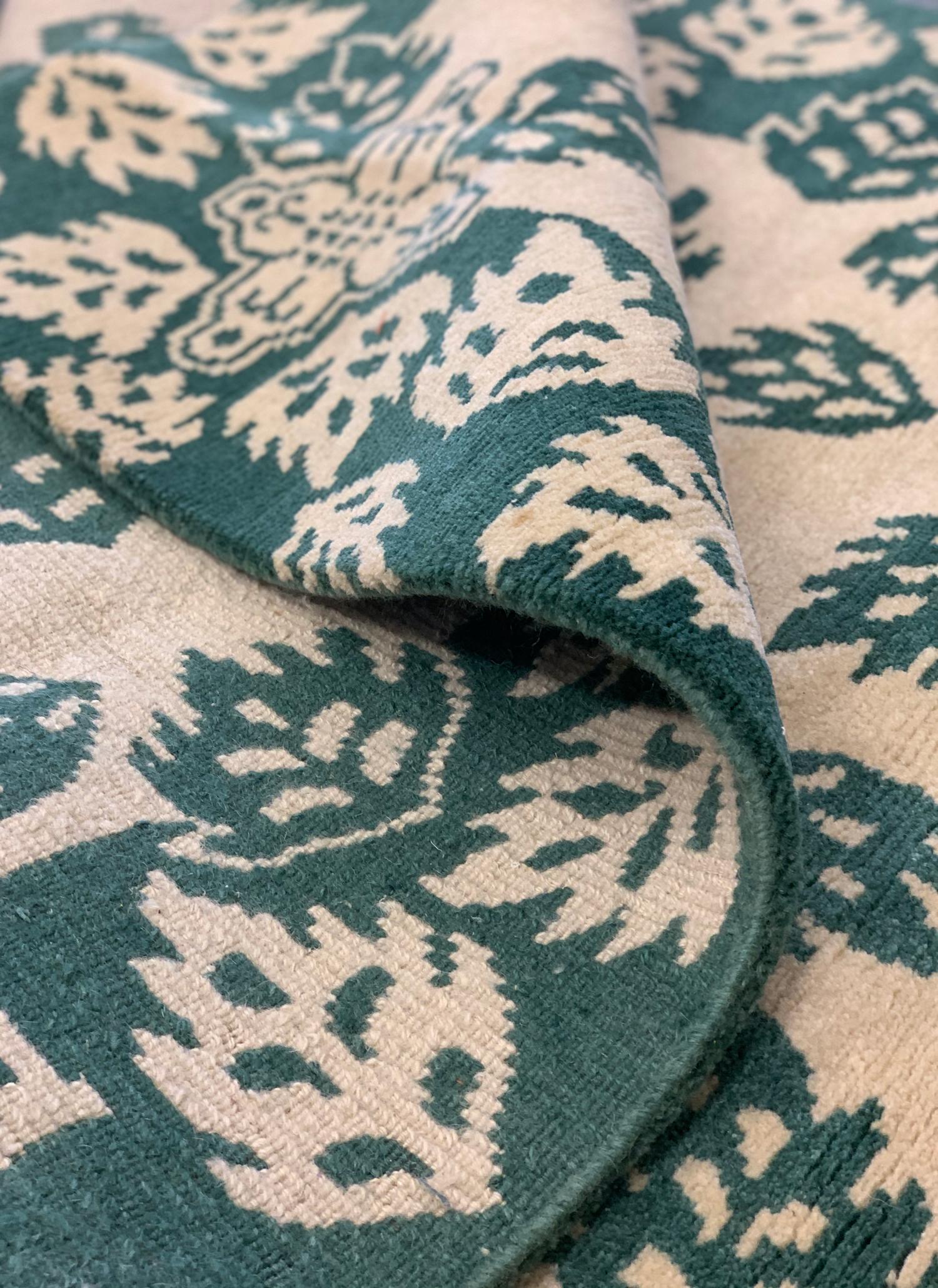 Handgefertigter moderner Teppich aus grüner und cremefarbener Wolle für Home Decor (Frühes 20. Jahrhundert) im Angebot