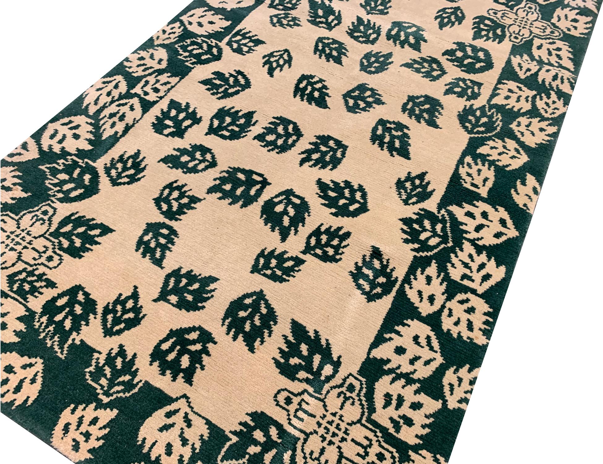 Grüner moderner handgefertigter Teppich aus cremefarbener Wolle für Home Decor (Moderne) im Angebot