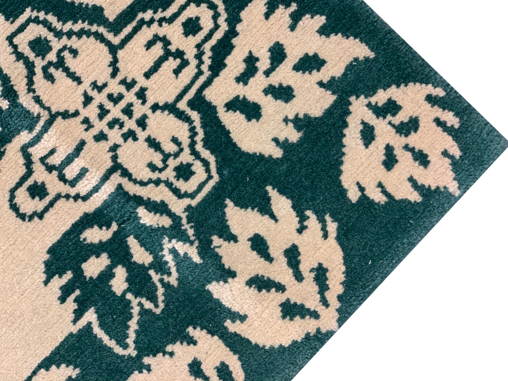 Grüner moderner handgefertigter Teppich aus cremefarbener Wolle für Home Decor (Pflanzlich gefärbt) im Angebot