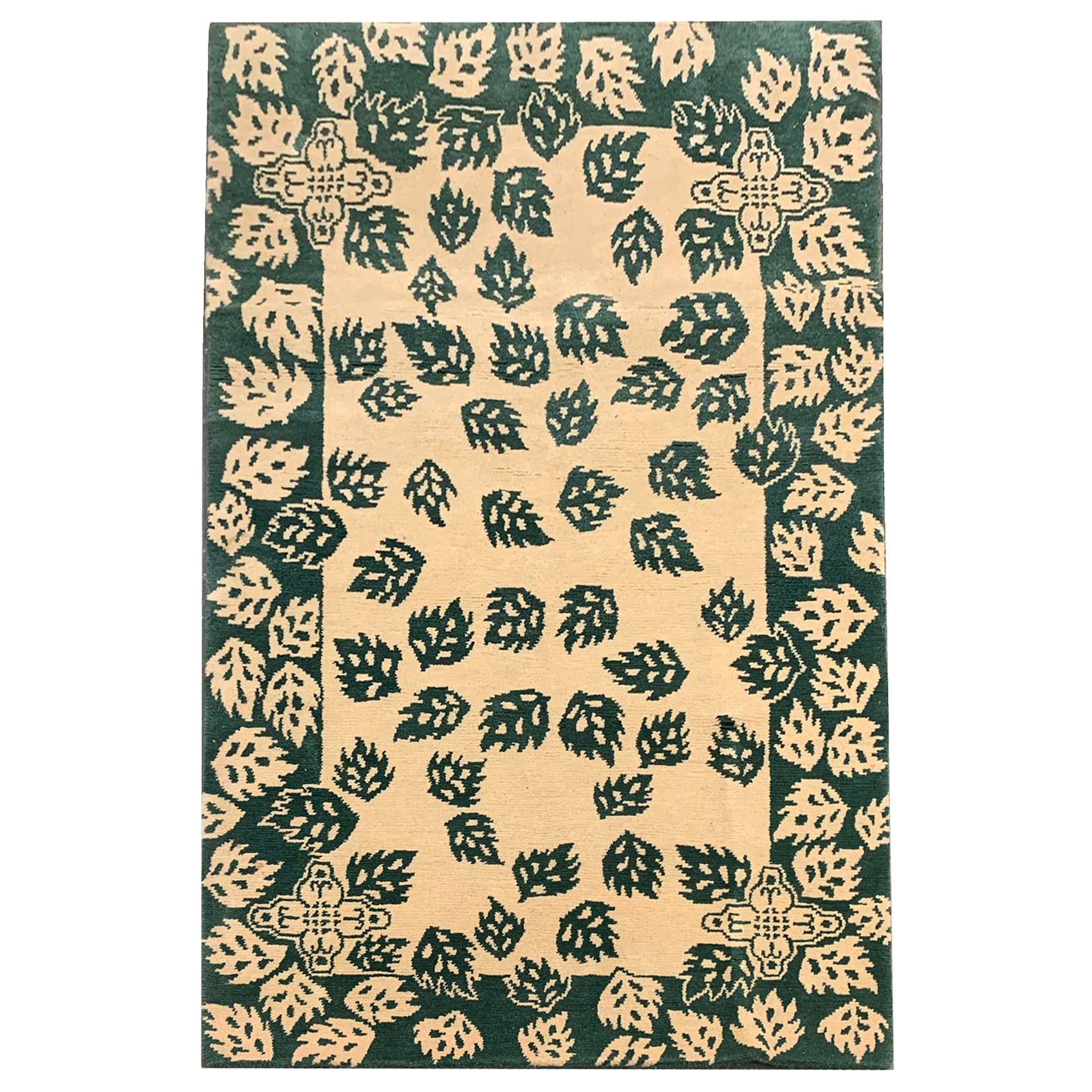 Grüner moderner handgefertigter Teppich aus cremefarbener Wolle für Home Decor