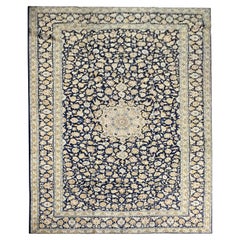 Traditioneller handgefertigter Vintage-Teppich aus blauer und cremefarbener Wolle