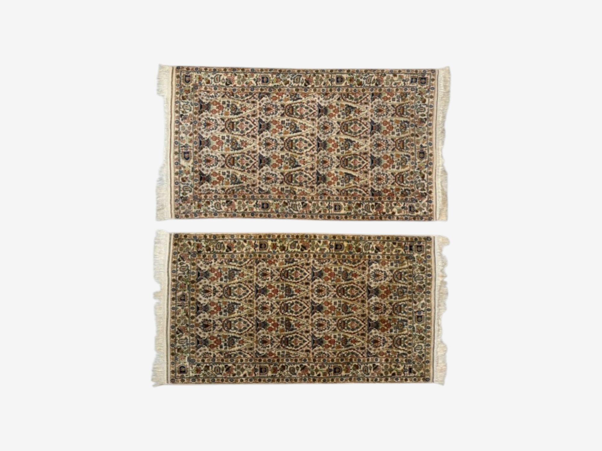 Traditionelle, handgewebte, indische Wollteppiche, 3 x 5 Fuß, Indien, 1960er Jahre

Fein geknüpftes Paar Teppiche aus 100 Prozent Wolle in der Art von Kerman.  Hergestellt in Indien, zweite Hälfte des 20. Jahrhunderts.

Wolle, Indien ca. 1960er