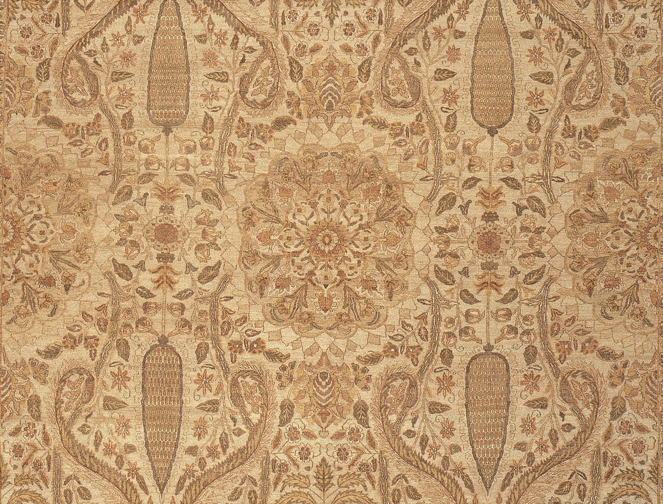 Les ateliers Hadji Jalili étaient réputés dans le monde entier pour leur production de tapis de Tabriz impeccables, de la fin du XIXe siècle au premier quart du XXe siècle (1880-1915). Situés autrefois à Tabriz (nord-ouest de la Perse), ces ateliers