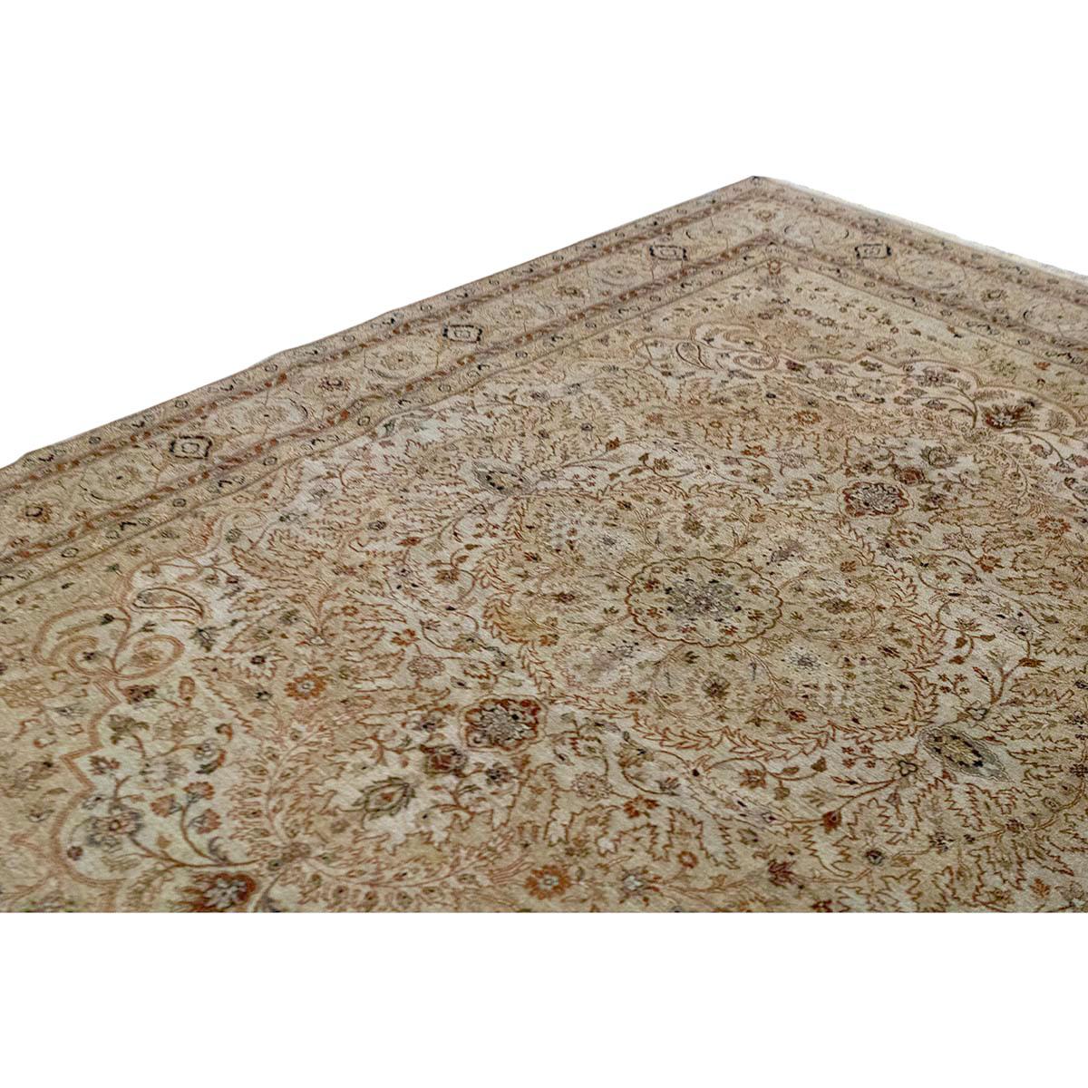 Indiano Tradizionale tessuto a mano di lusso Hadji Jalili Tabriz Beige / Beige in vendita