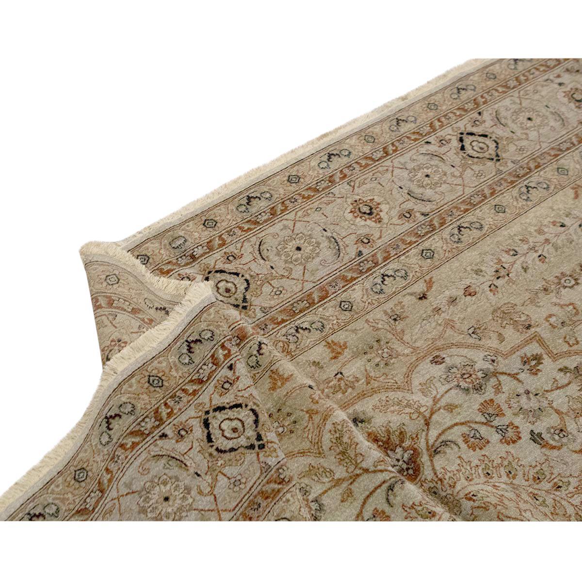 Annodato a mano Tradizionale tessuto a mano di lusso Hadji Jalili Tabriz Beige / Beige in vendita
