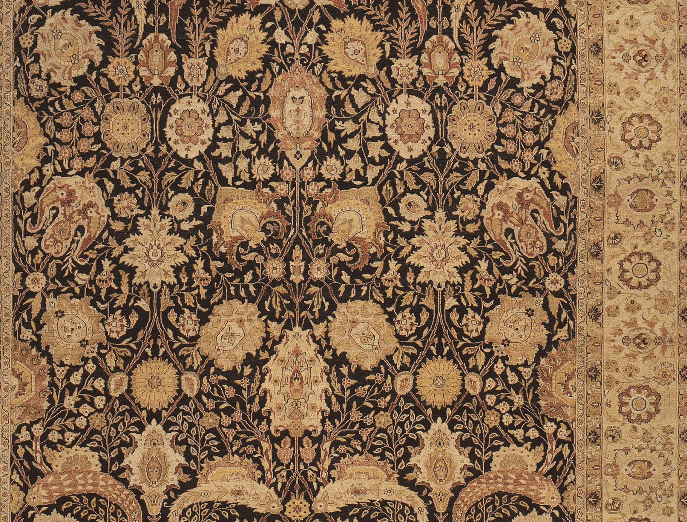 Les ateliers Hadji Jalili étaient réputés dans le monde entier pour leur production de tapis de Tabriz impeccables, de la fin du XIXe siècle au premier quart du XXe siècle (1880-1915). Situés autrefois à Tabriz (nord-ouest de la Perse), ces ateliers