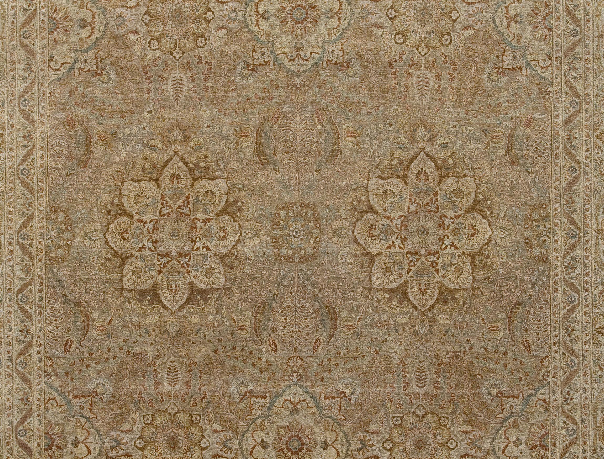 Les ateliers Hadji Jalili étaient réputés dans le monde entier pour leur production de tapis de Tabriz impeccables, de la fin du XIXe siècle au premier quart du XXe siècle (1880-1915). Situés autrefois à Tabriz (nord-ouest de la Perse), ces ateliers