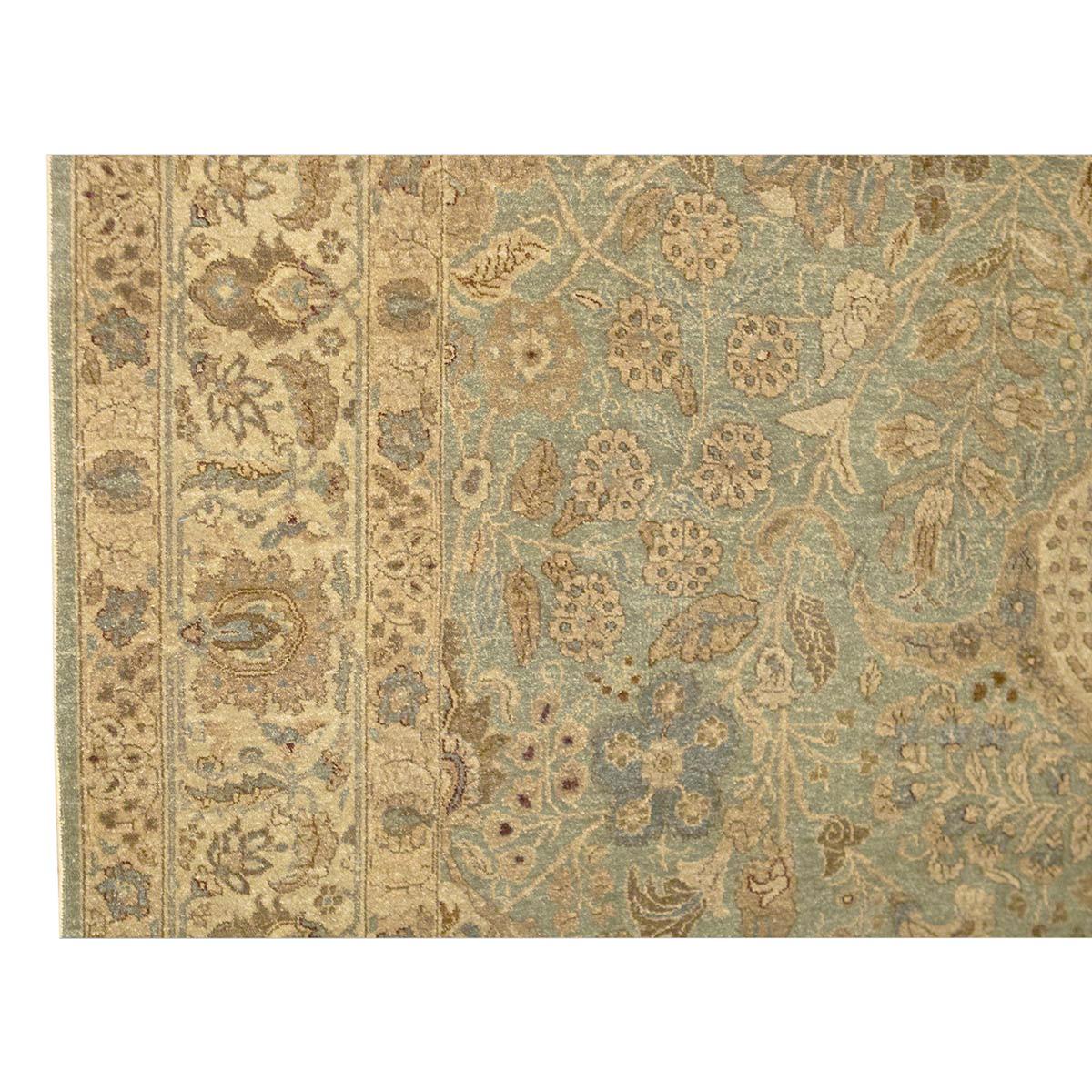 Traditioneller handgewebter luxuriöser Hadji Jalili-Tabriz in Hellblau / Beige (Indisch) im Angebot