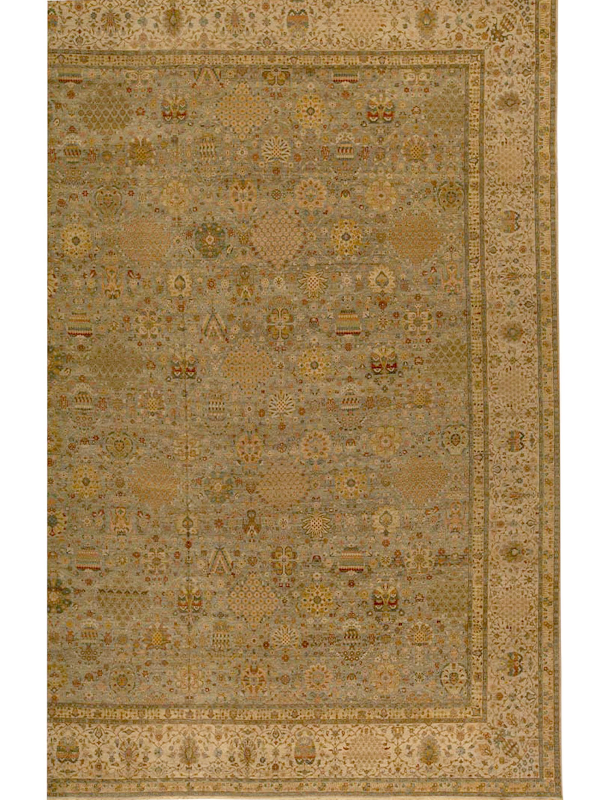 Traditional Luxury Hadji Jalili Tabriz bleu clair/beige tissé à la main en vente