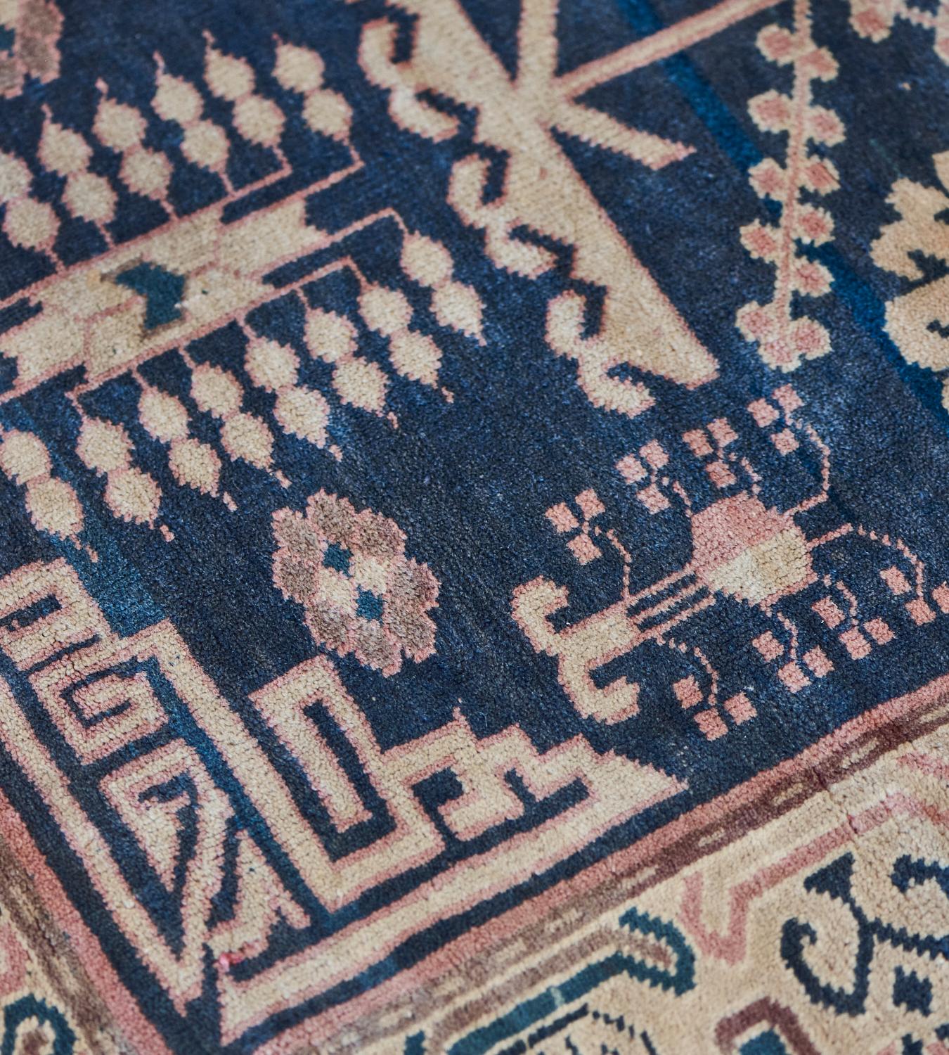 Handgewebter marineblauer Khotan-Teppich im traditionellen Stil (Ostturkestanisch) im Angebot