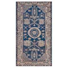 Handgewebter marineblauer Khotan-Teppich im traditionellen Stil