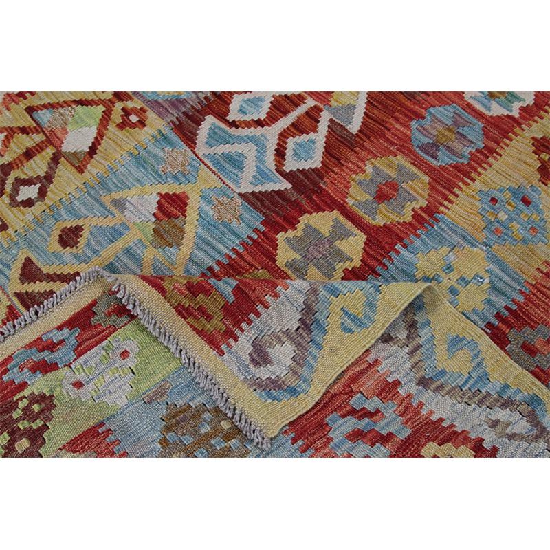 Traditional handwoven Turkish Kilim rug – This fun rug is a beautiful traditional handwoven Turkish Kilim rug featuring a diamond and geometric shape motif in a multicolored design. The lightweight construction makes this rug an excellent choice for