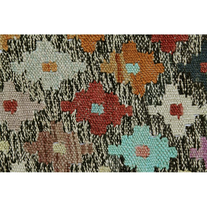 Late 20th Century Traditional Handwoven Turkish Kilim Rug For Sale