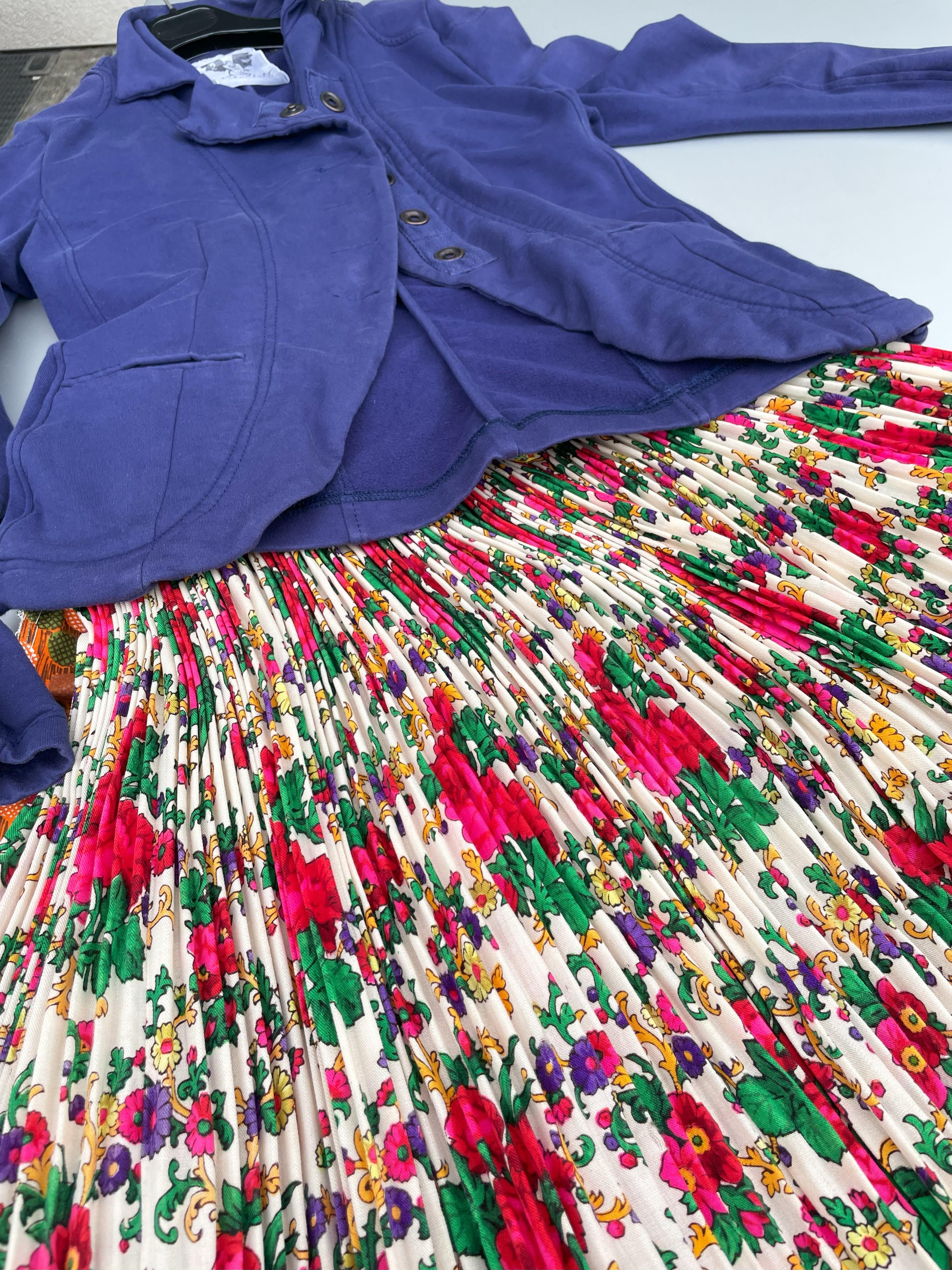 Traditional Hungarian wedding skirt with fully embroidered apron, circa 1960 In Good Condition For Sale In Stuttgart, DE