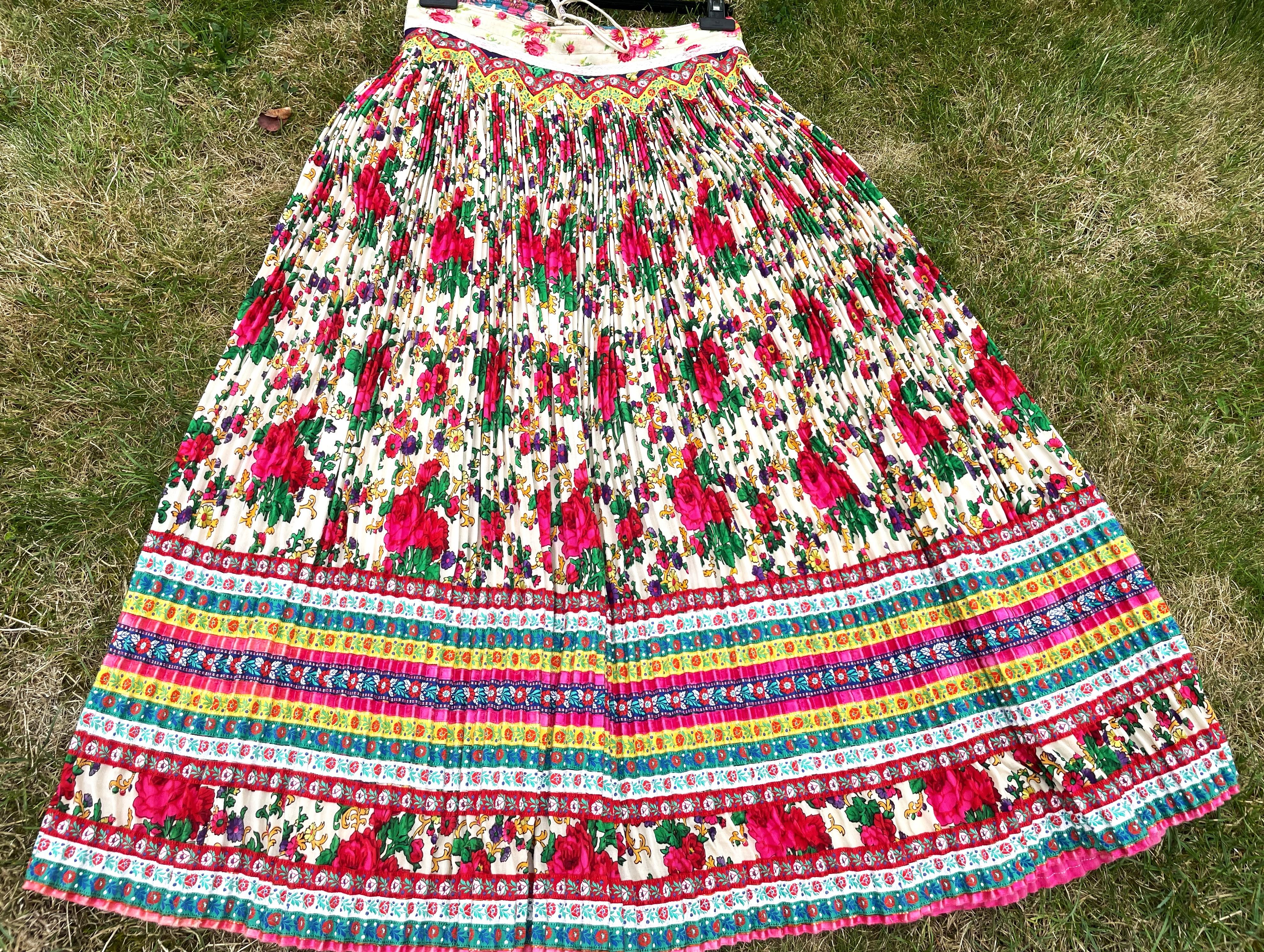 Traditional Hungarian wedding skirt with fully embroidered apron, circa 1960 For Sale 6