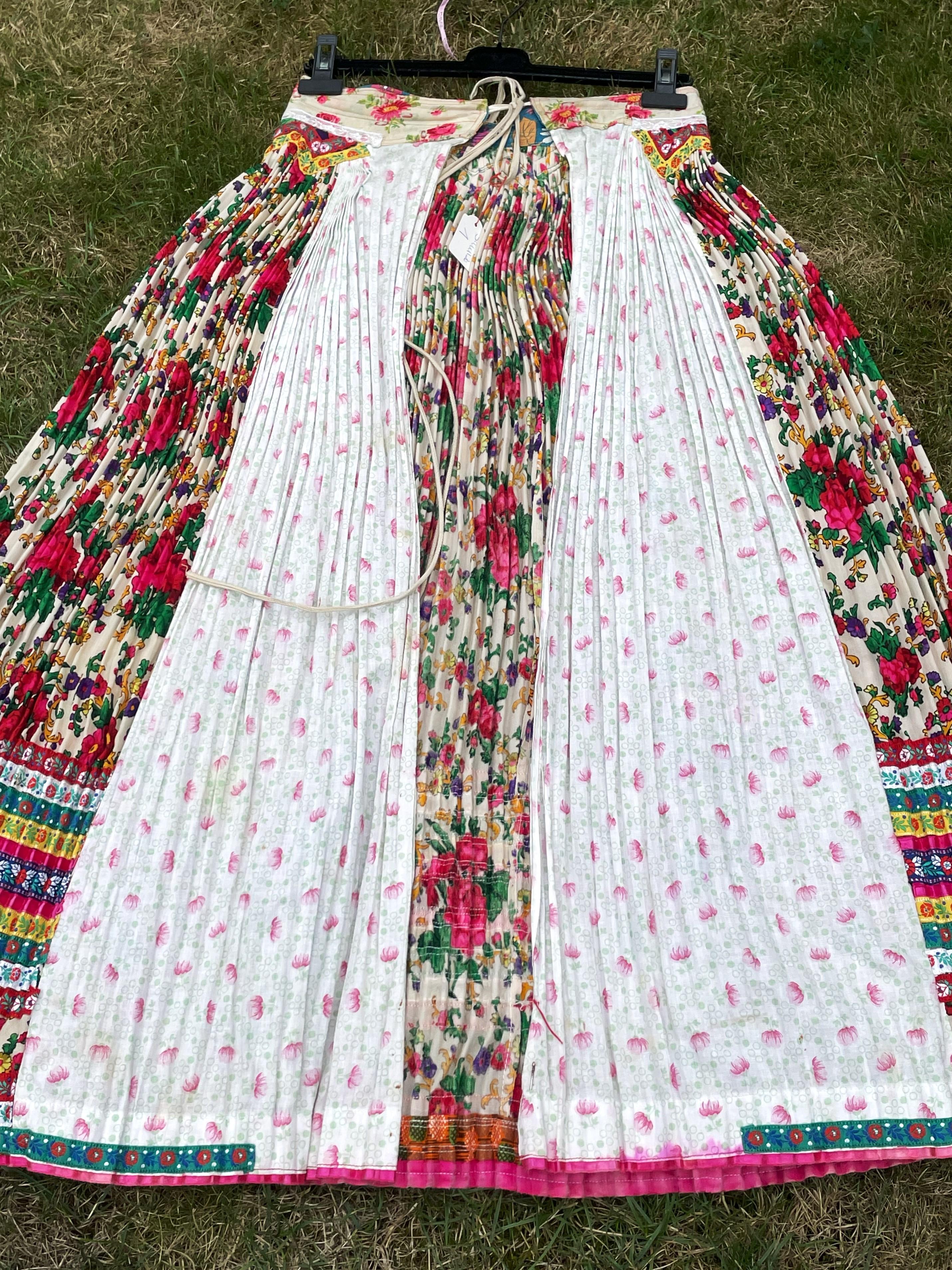 Traditional Hungarian wedding skirt with fully embroidered apron, circa 1960 For Sale 7