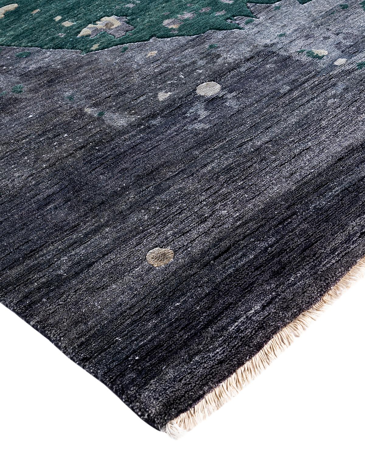 Las alfombras kazak han sido codiciadas durante generaciones, y su estética de diseño único es una cautivadora combinación de historia tribal e influencia geográfica. Intrincadamente anudados a mano con lana, los medallones, los dibujos en toda la
