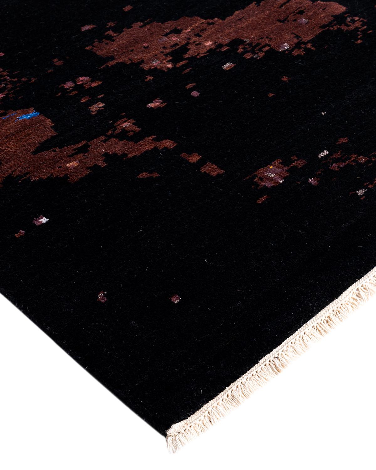 Les tapis kazakhs sont recherchés depuis des générations, leur esthétique unique étant une combinaison captivante d'histoire tribale et d'influence géographique. Les médaillons, les motifs allover et le dessin central, noués à la main de manière