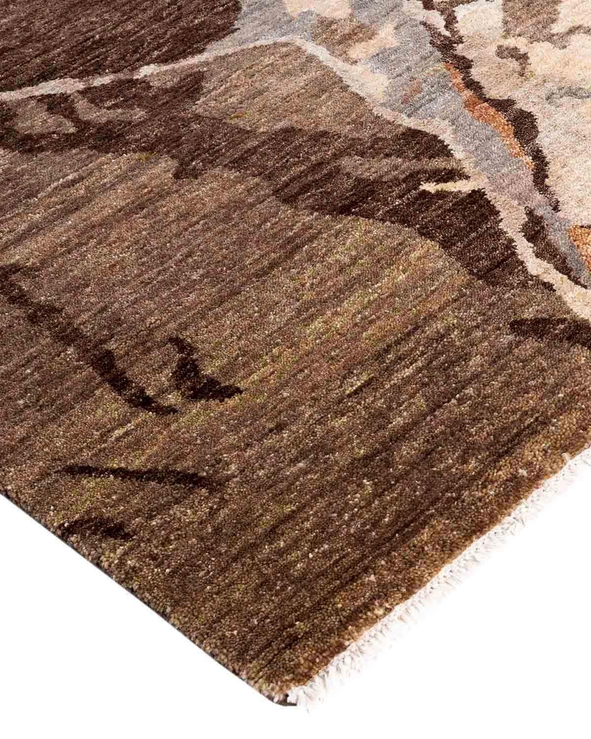 I tappeti Kazak sono ricercati da generazioni e la loro estetica unica è una combinazione accattivante di storia tribale e influenza geografica. Intricatamente annodati a mano in lana, i medaglioni, i motivi allover e il disegno centrale riflettono