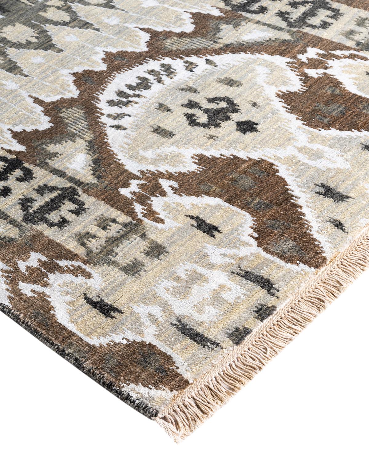 Les tapis kazakhs sont recherchés depuis des générations, leur esthétique unique étant une combinaison captivante d'histoire tribale et d'influence géographique. Les médaillons, les motifs allover et le dessin central, noués à la main de manière
