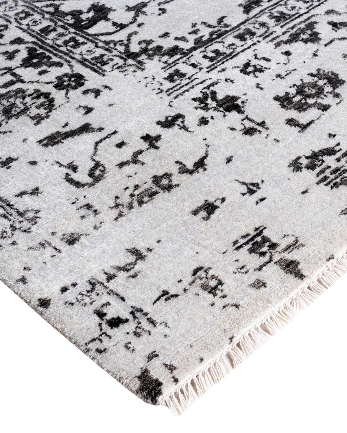 Les tapis kazakhs sont recherchés depuis des générations, leur esthétique unique étant une combinaison captivante d'histoire tribale et d'influence géographique. Les médaillons, les motifs allover et le dessin central, noués à la main de manière