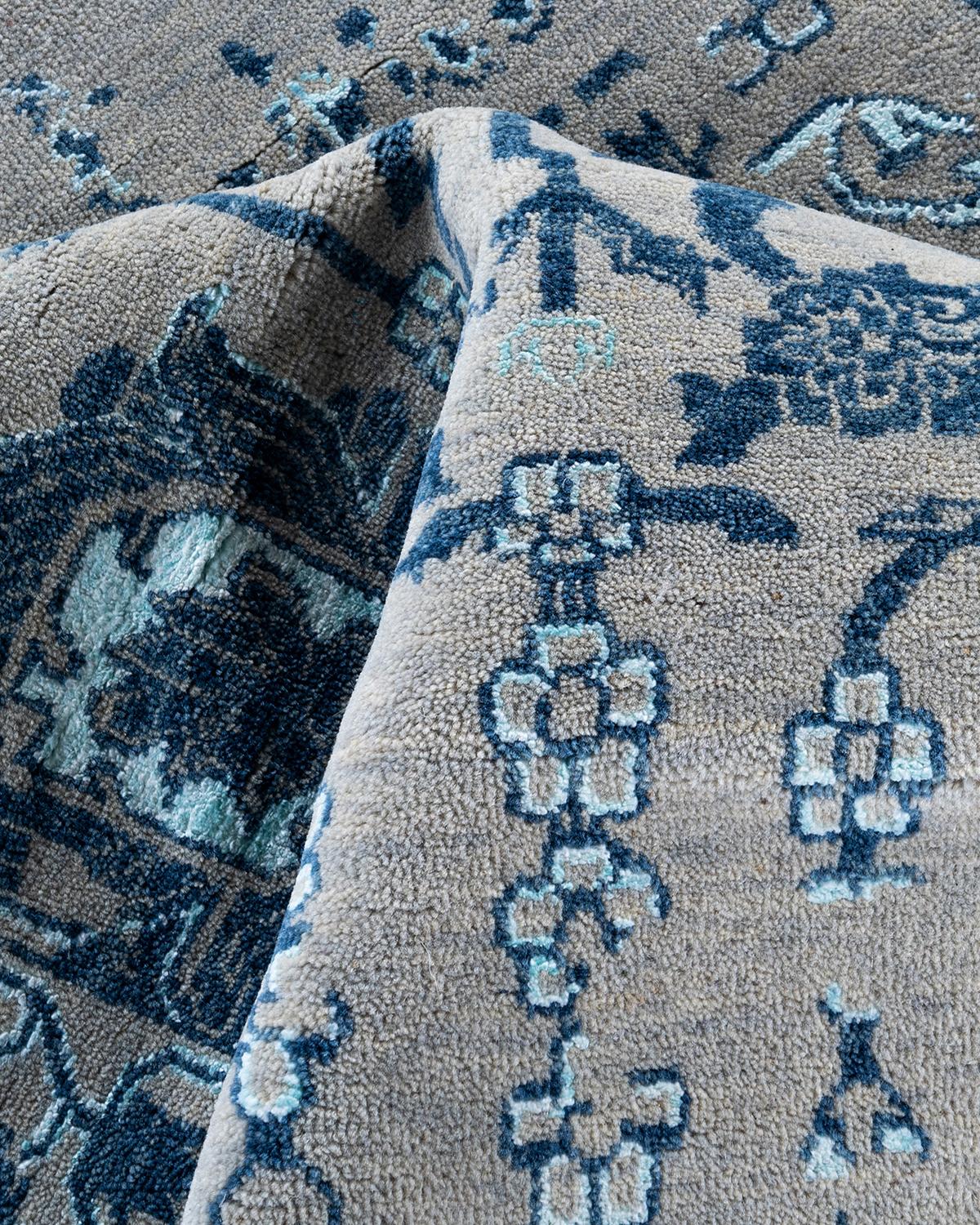 Traditioneller handgeknüpfter abstrakter Ikat-Teppich aus Seide und Wolle in Grau, 8' 2