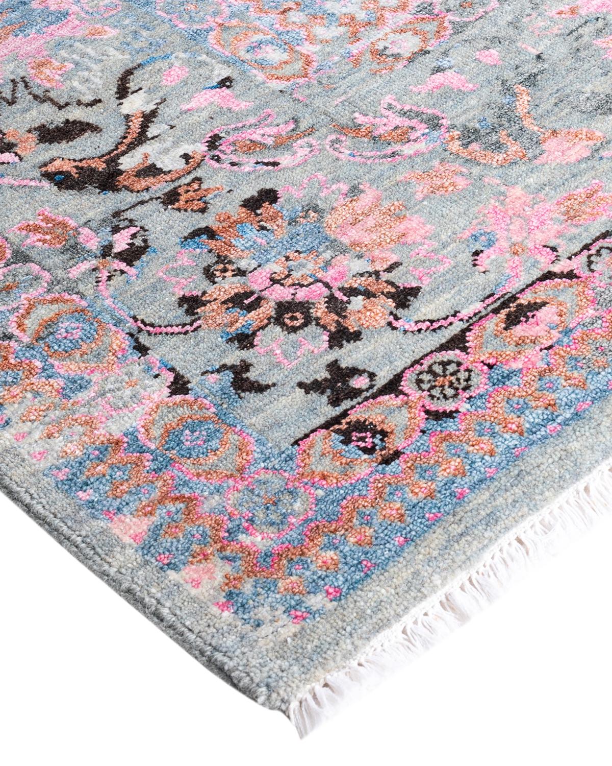 I tappeti Kazak sono ricercati da generazioni e la loro estetica unica è una combinazione accattivante di storia tribale e influenza geografica. Intricatamente annodati a mano in lana, i medaglioni, i motivi allover e il disegno centrale riflettono