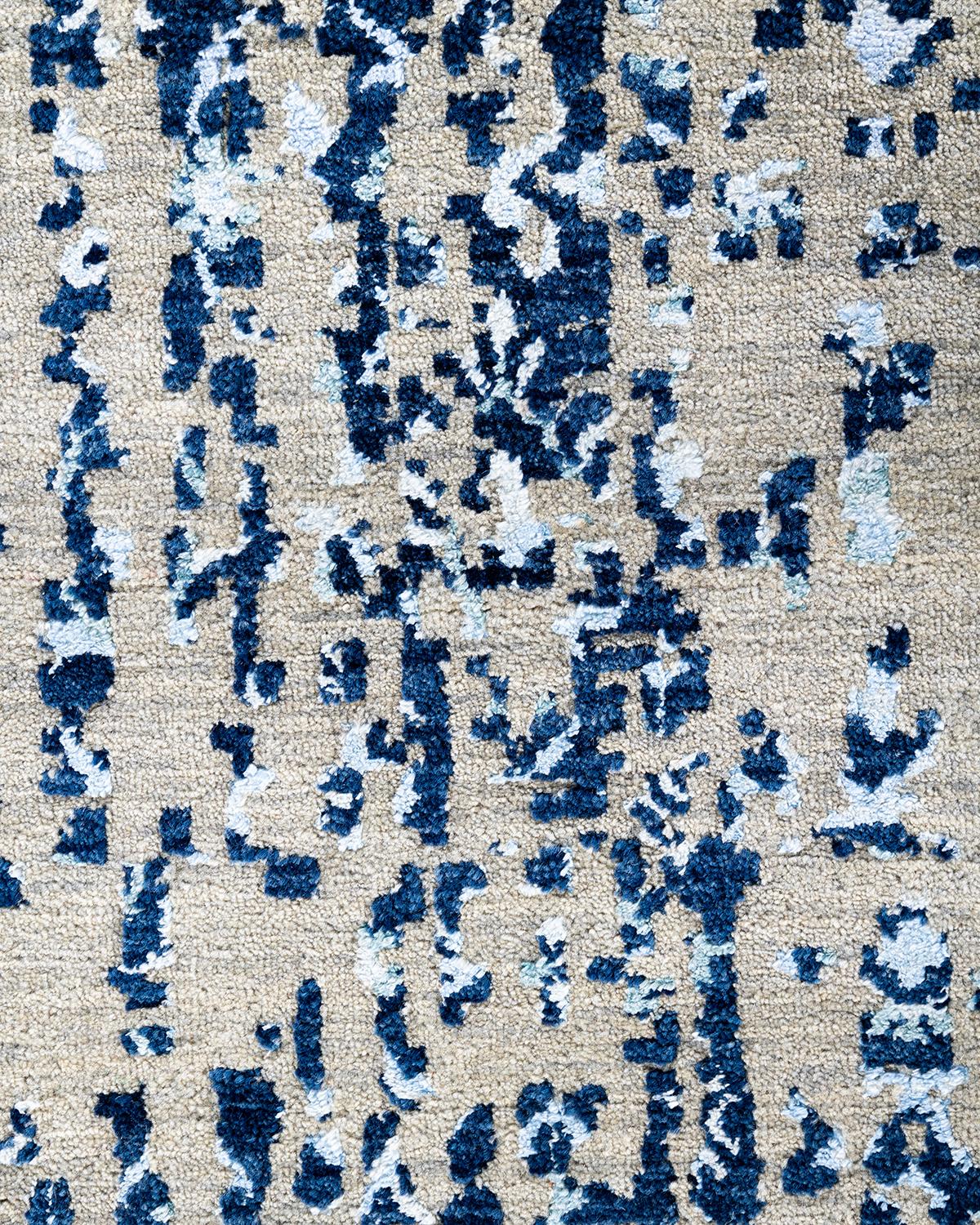 Traditioneller handgeknüpfter abstrakter Ikat-Teppich aus Seide und Wolle in Marineblau, 8' 0