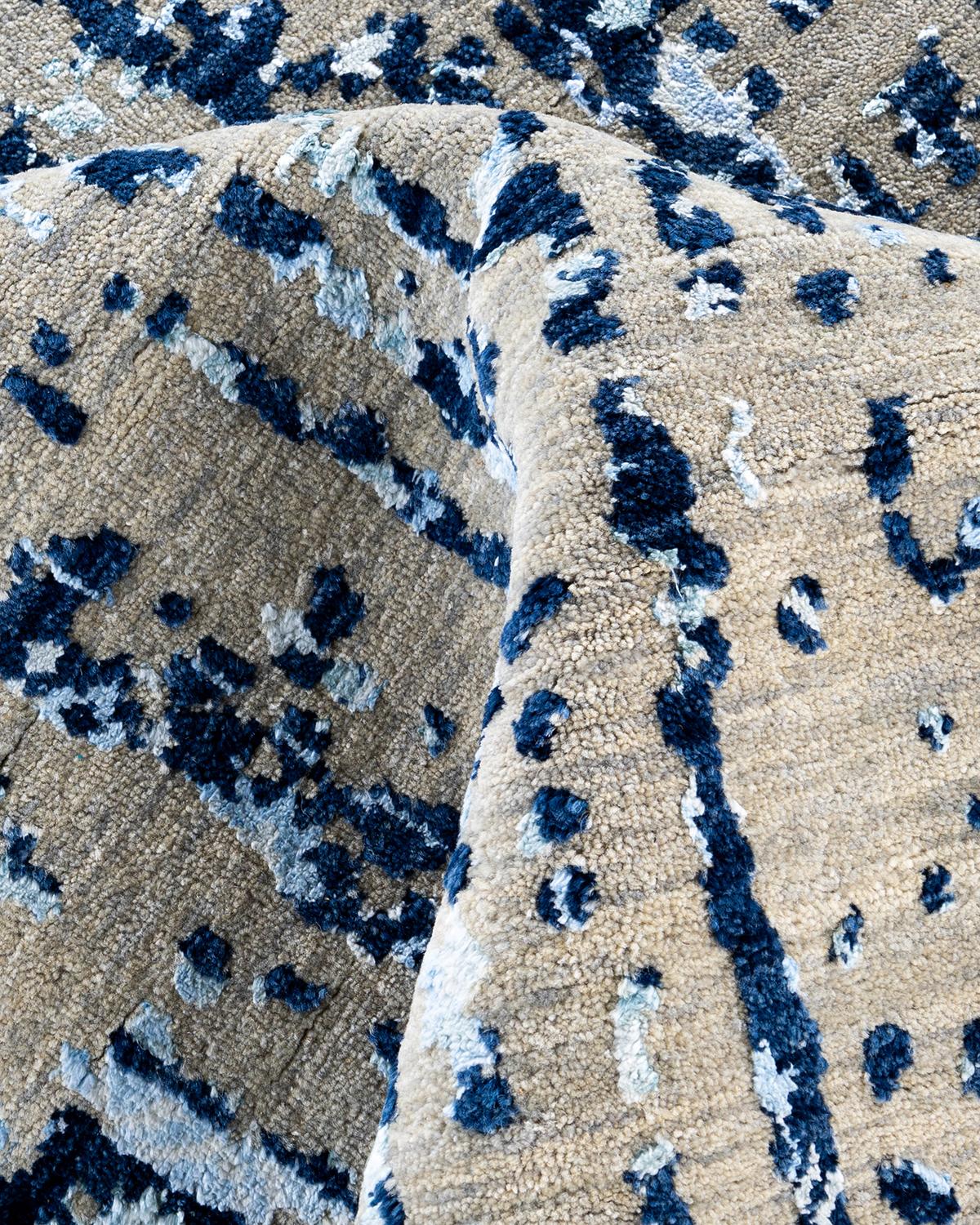 Traditioneller handgeknüpfter abstrakter Ikat-Teppich aus Seide und Wolle in Marineblau, 8' 0