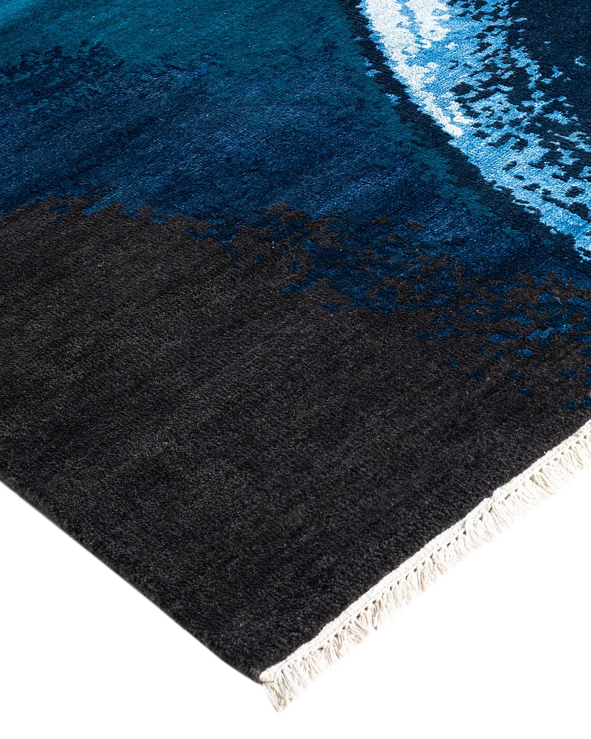 Les tapis kazakhs sont recherchés depuis des générations, leur esthétique unique étant une combinaison captivante d'histoire tribale et d'influence géographique. Les médaillons, les motifs allover et le dessin central, noués à la main de manière