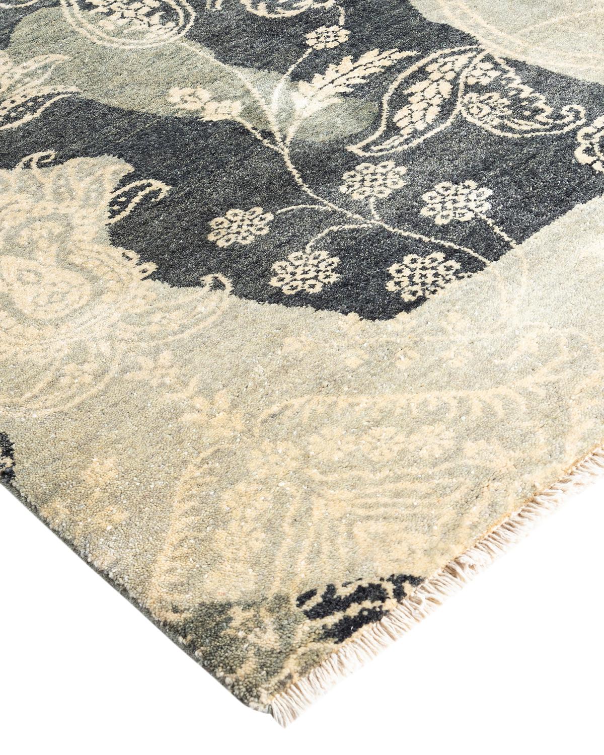 Les tapis kazakhs sont recherchés depuis des générations, leur esthétique unique étant une combinaison captivante d'histoire tribale et d'influence géographique. Les médaillons, les motifs allover et le dessin central, noués à la main de manière