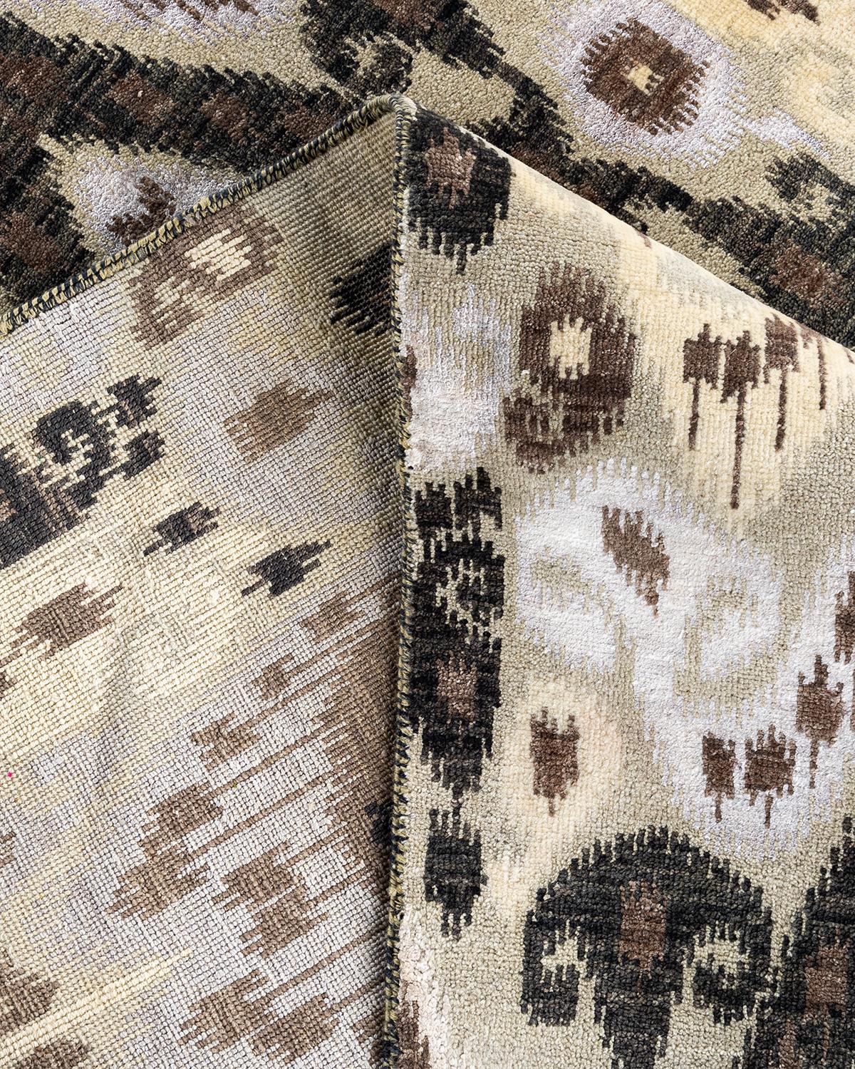 Traditioneller handgeknüpfter, geblümter Ikat-Teppich aus Seide und Wolle in Schwarz 9' 2