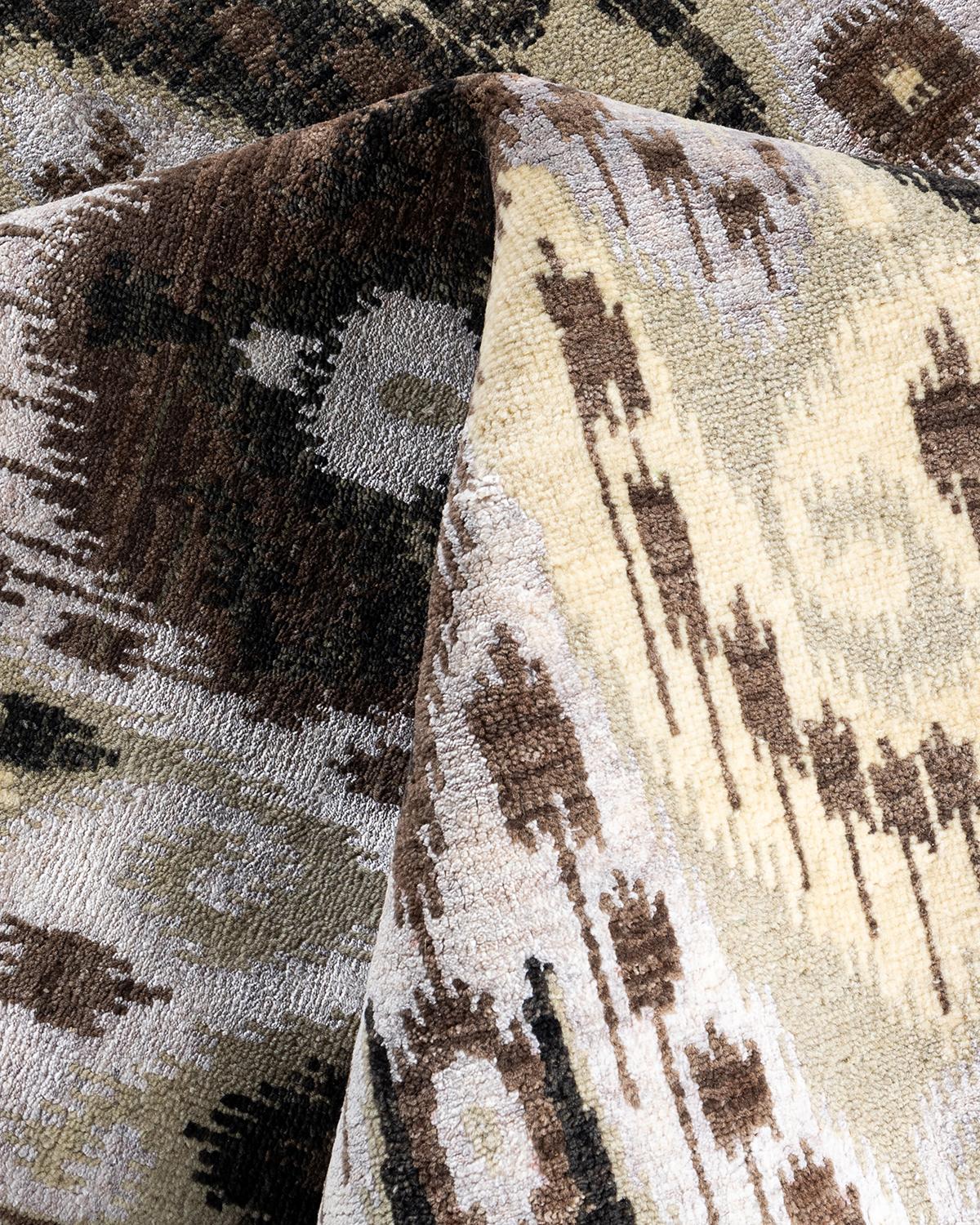 Traditioneller handgeknüpfter, geblümter Ikat-Teppich aus Seide und Wolle in Schwarz 9' 2