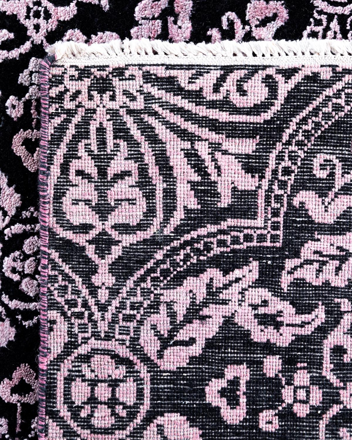 Traditioneller handgeknüpfter, geblümter Ikat-Teppich aus Seide und Wolle in Schwarz 9' 3
