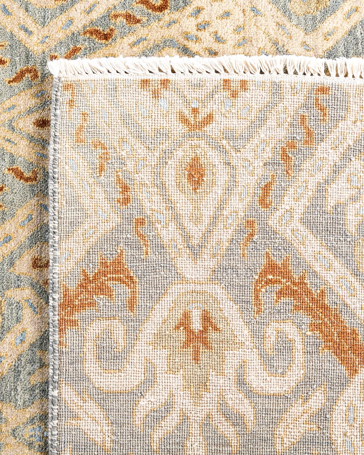 Traditioneller handgeknüpfter, geblümter Ikat-Teppich aus Seide und Wolle in Grau, 8' 0