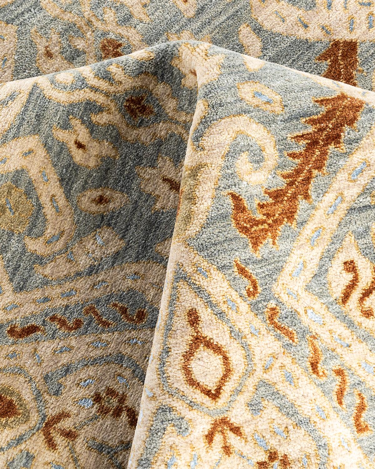 Traditioneller handgeknüpfter, geblümter Ikat-Teppich aus Seide und Wolle in Grau, 8' 0