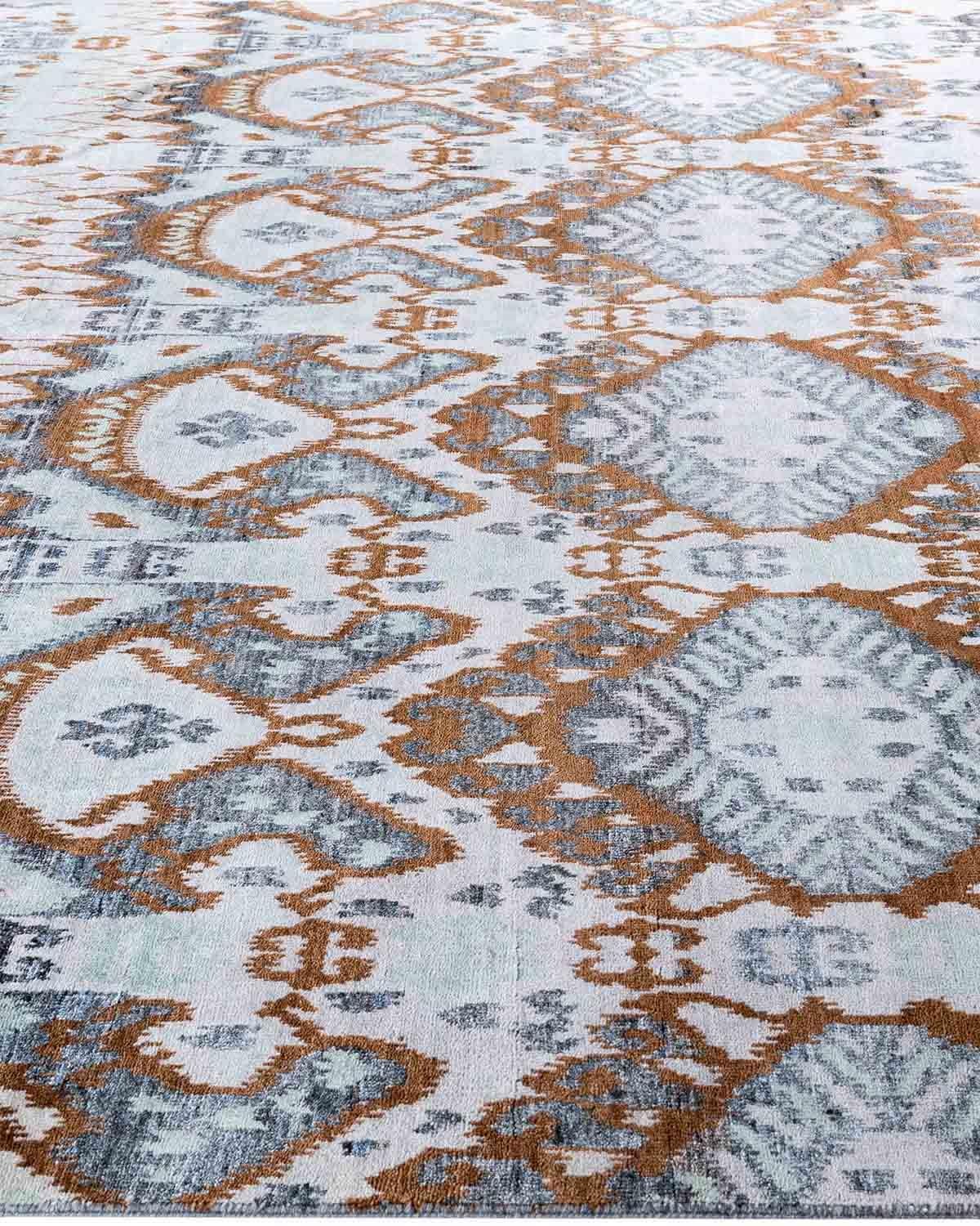 Traditioneller handgeknüpfter, geblümter Ikat-Teppich aus Seide und Wolle in Grau, 8' 0