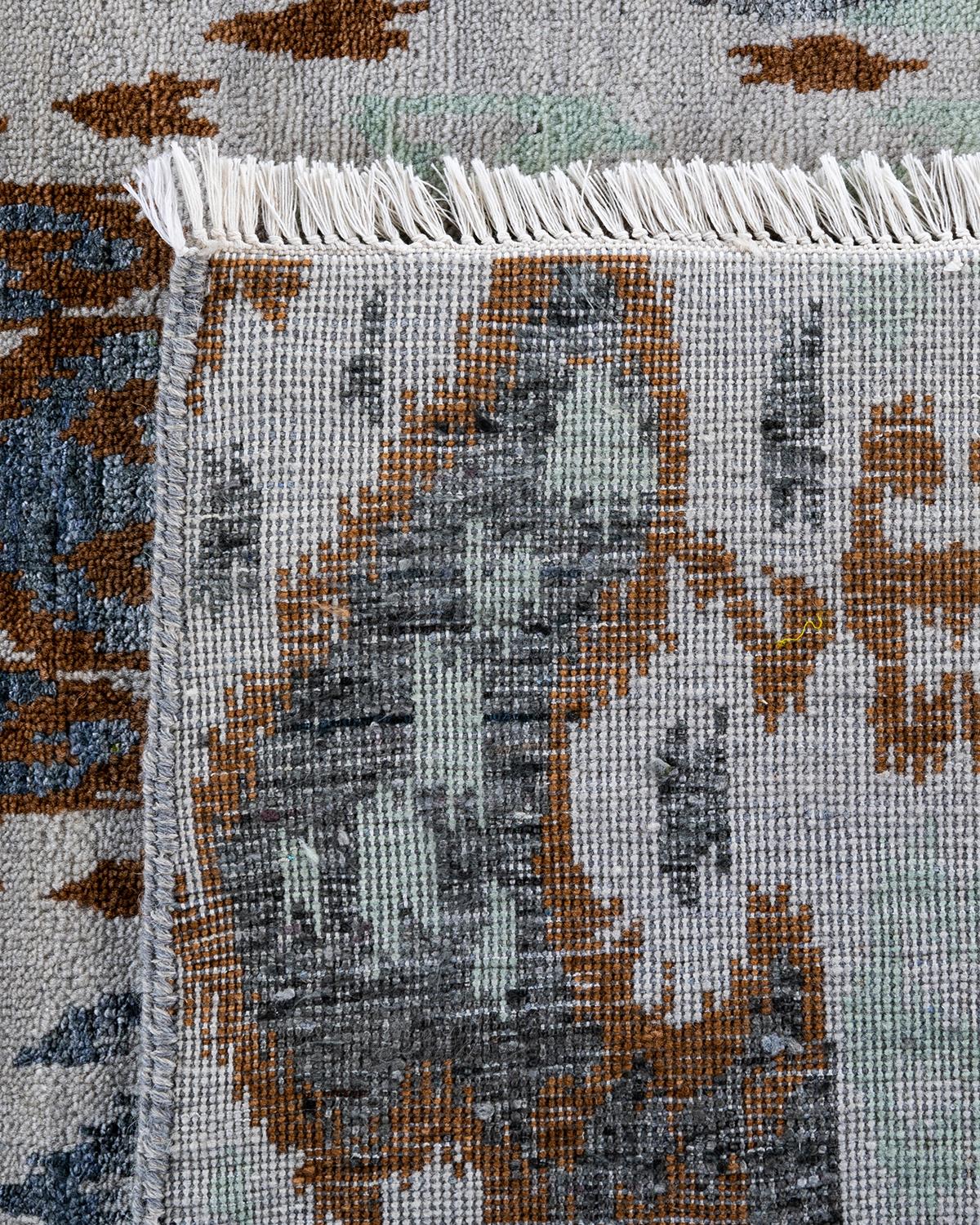 Traditioneller handgeknüpfter, geblümter Ikat-Teppich aus Seide und Wolle in Grau, 8' 0