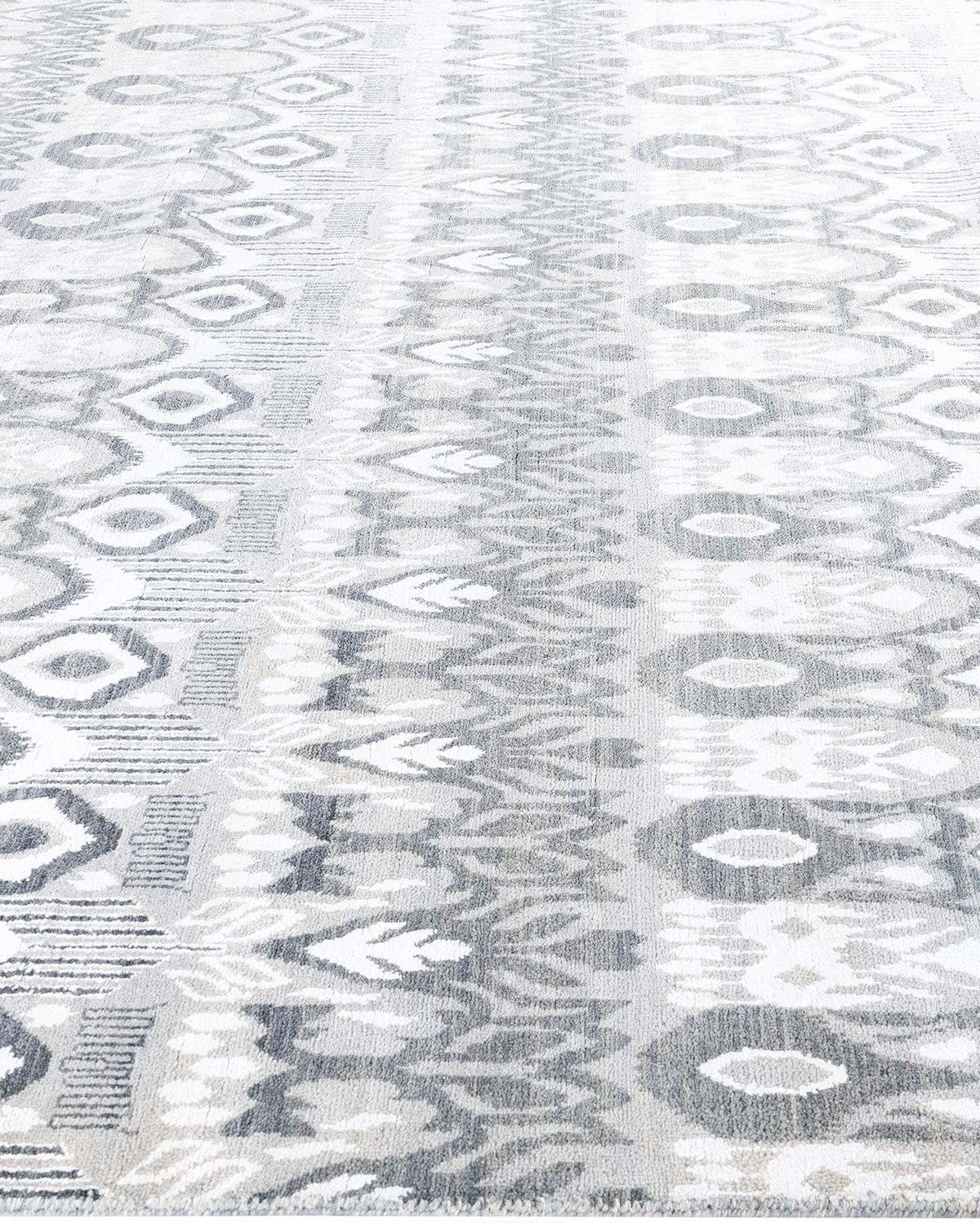 Traditioneller handgeknüpfter, geblümter Ikat-Teppich aus Seide und Wolle in Grau, 8' 0