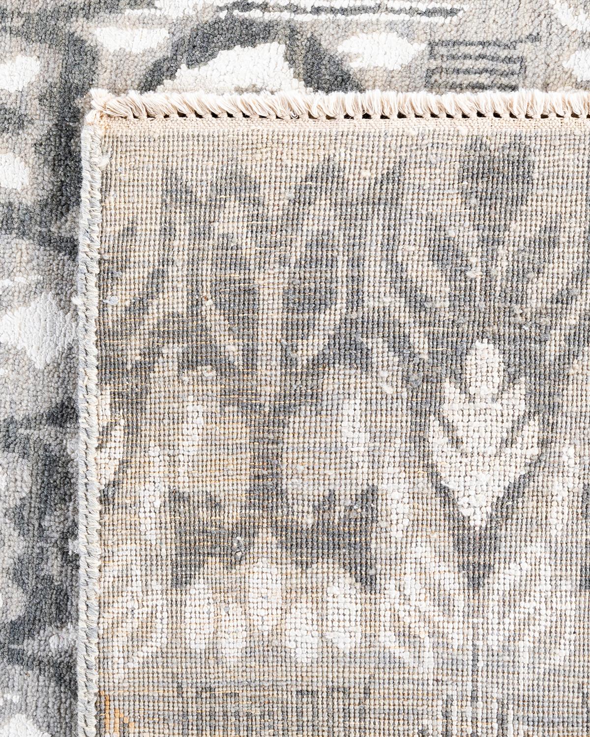 Traditioneller handgeknüpfter, geblümter Ikat-Teppich aus Seide und Wolle in Grau, 8' 0