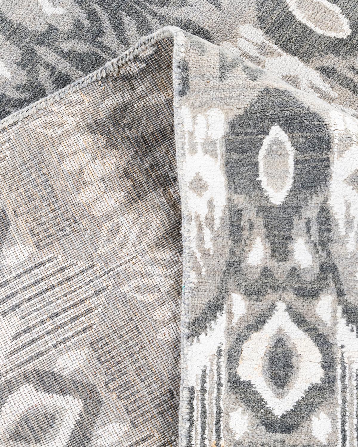 Traditioneller handgeknüpfter, geblümter Ikat-Teppich aus Seide und Wolle in Grau, 8' 0