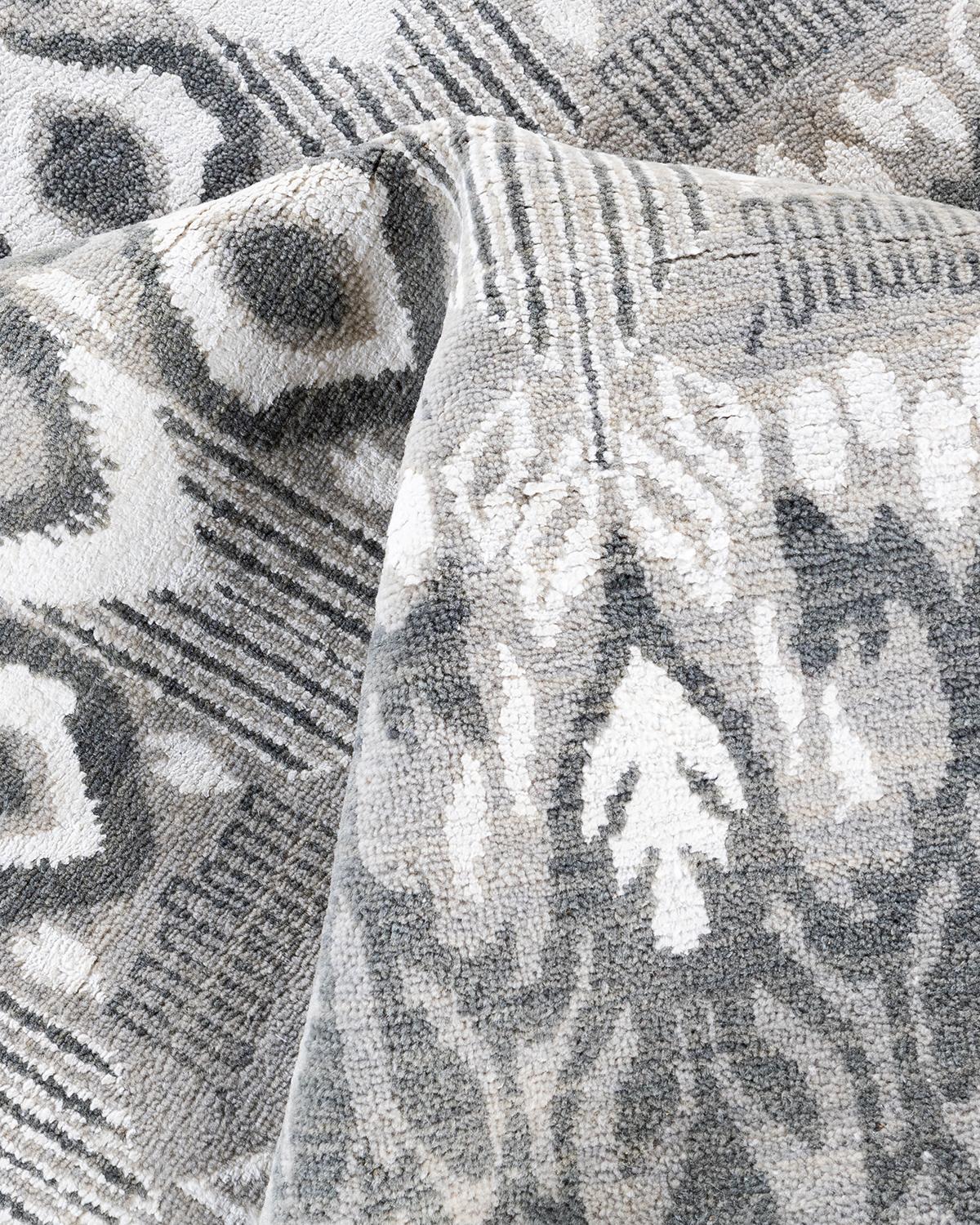 Traditioneller handgeknüpfter, geblümter Ikat-Teppich aus Seide und Wolle in Grau, 8' 0