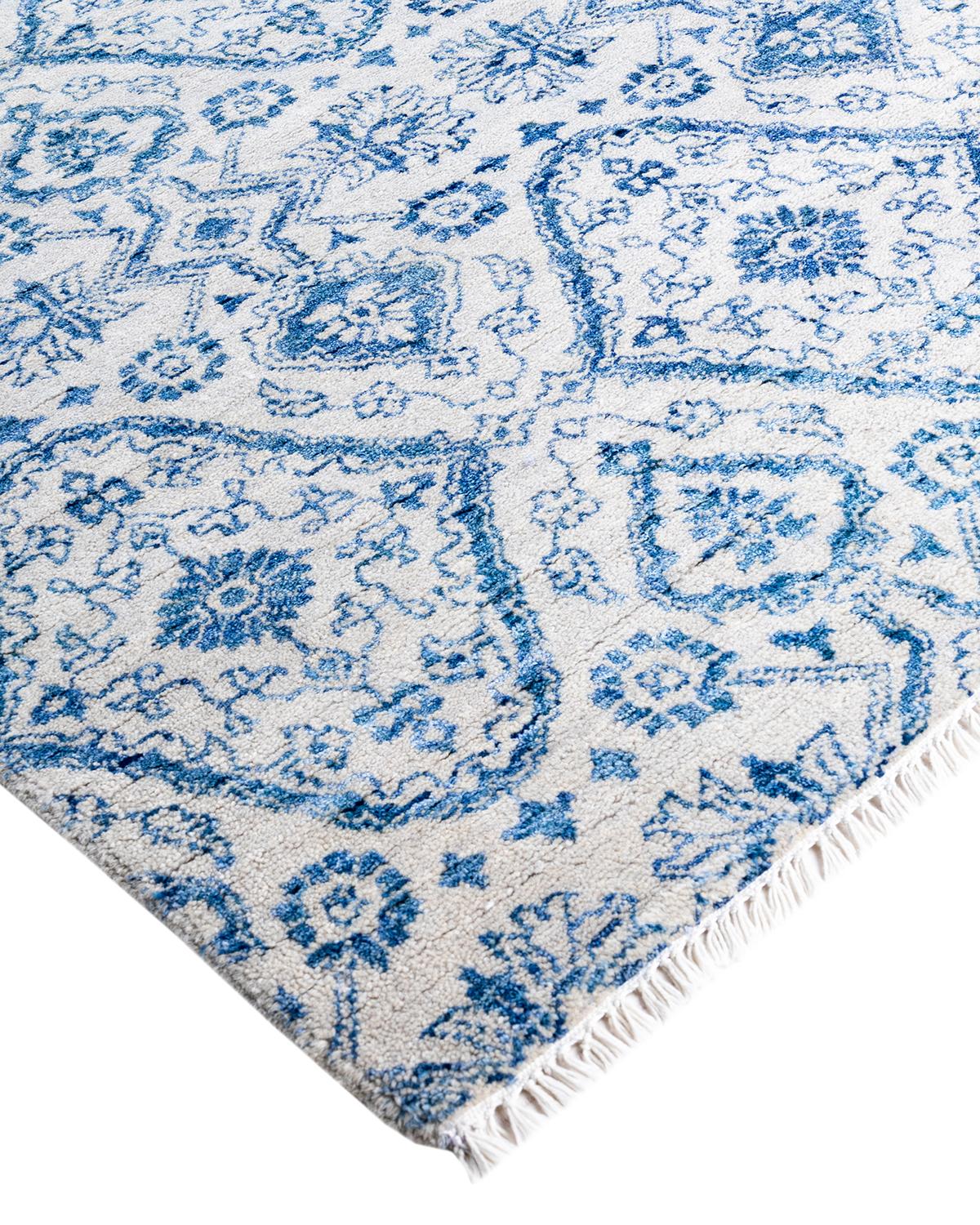 Les tapis kazakhs sont recherchés depuis des générations, leur esthétique unique étant une combinaison captivante d'histoire tribale et d'influence géographique. Les médaillons, les motifs allover et le dessin central, noués à la main de manière