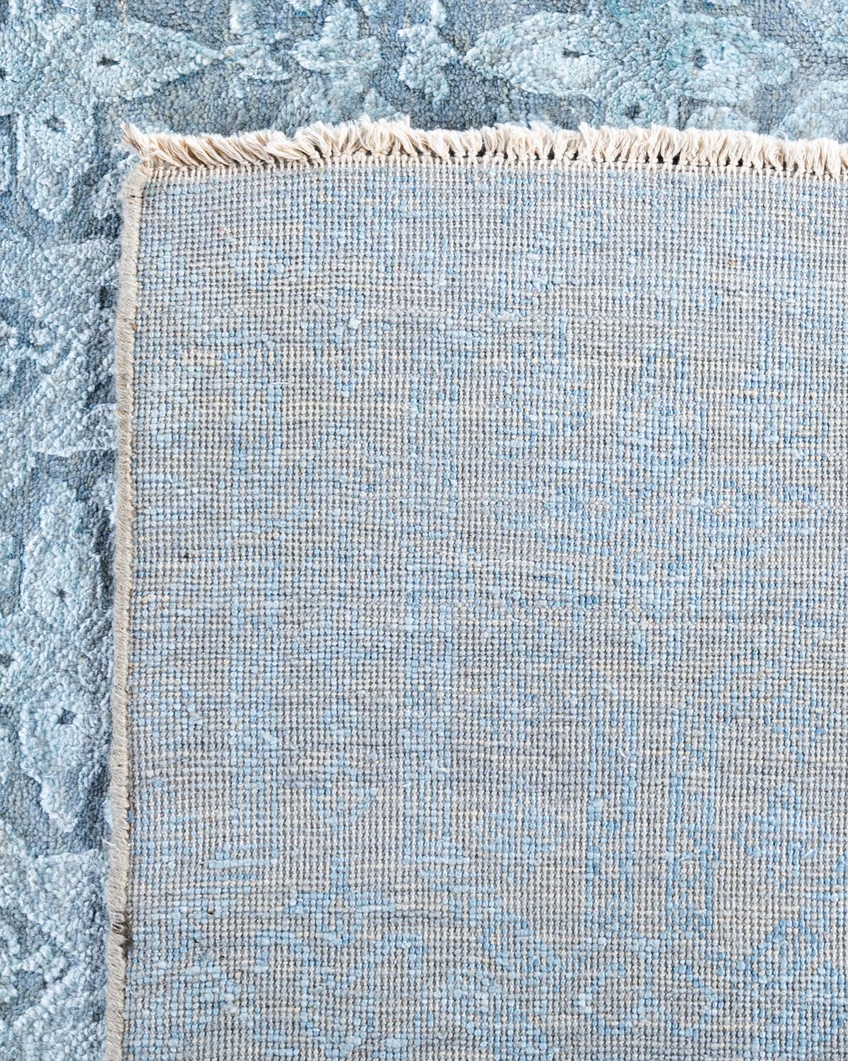 Traditioneller handgeknüpfter, geblümter Ikat-Teppich aus Seide und Wolle in Grau, 8' 1