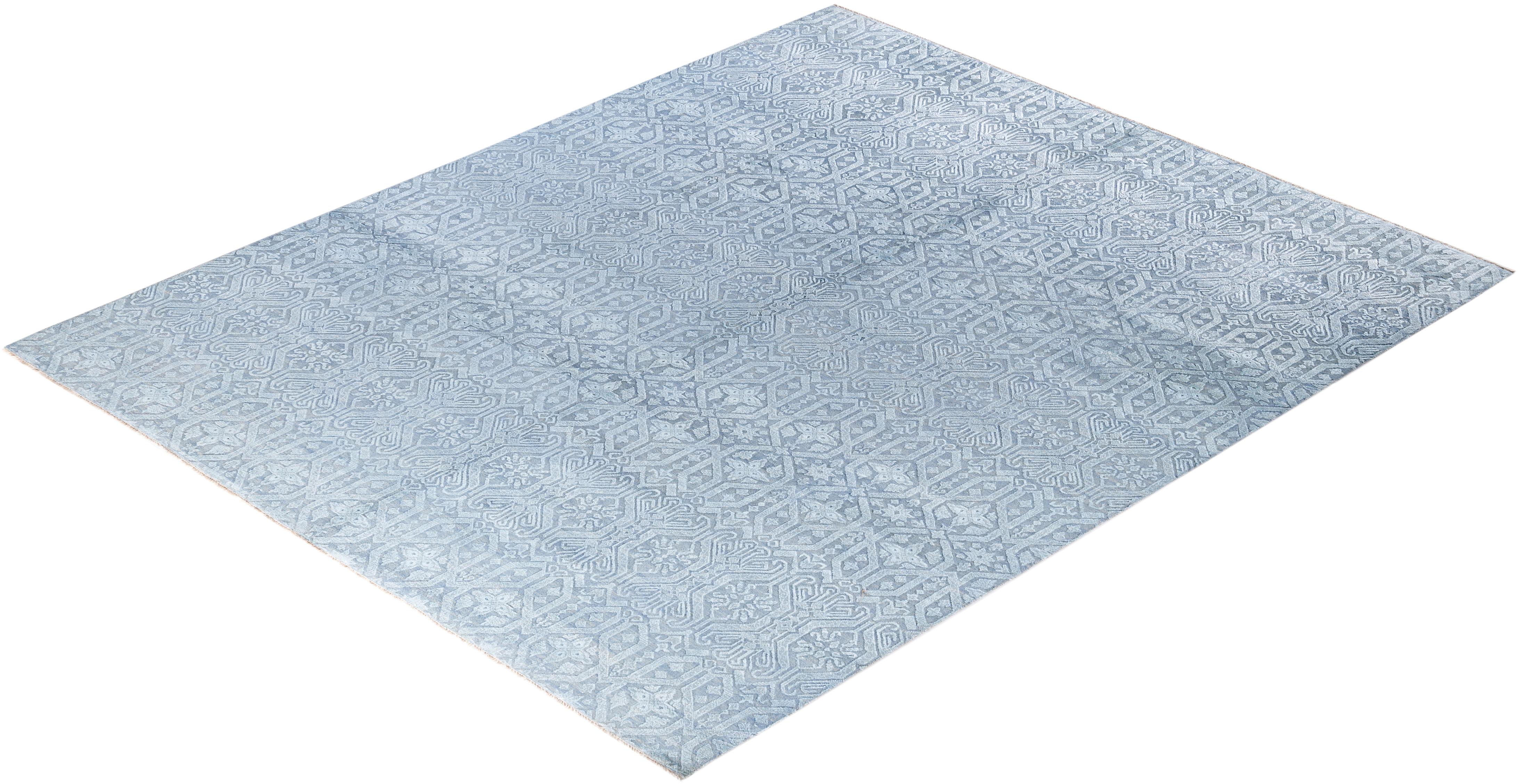 Traditioneller handgeknüpfter, geblümter Ikat-Teppich aus Seide und Wolle in Grau, 8' 1