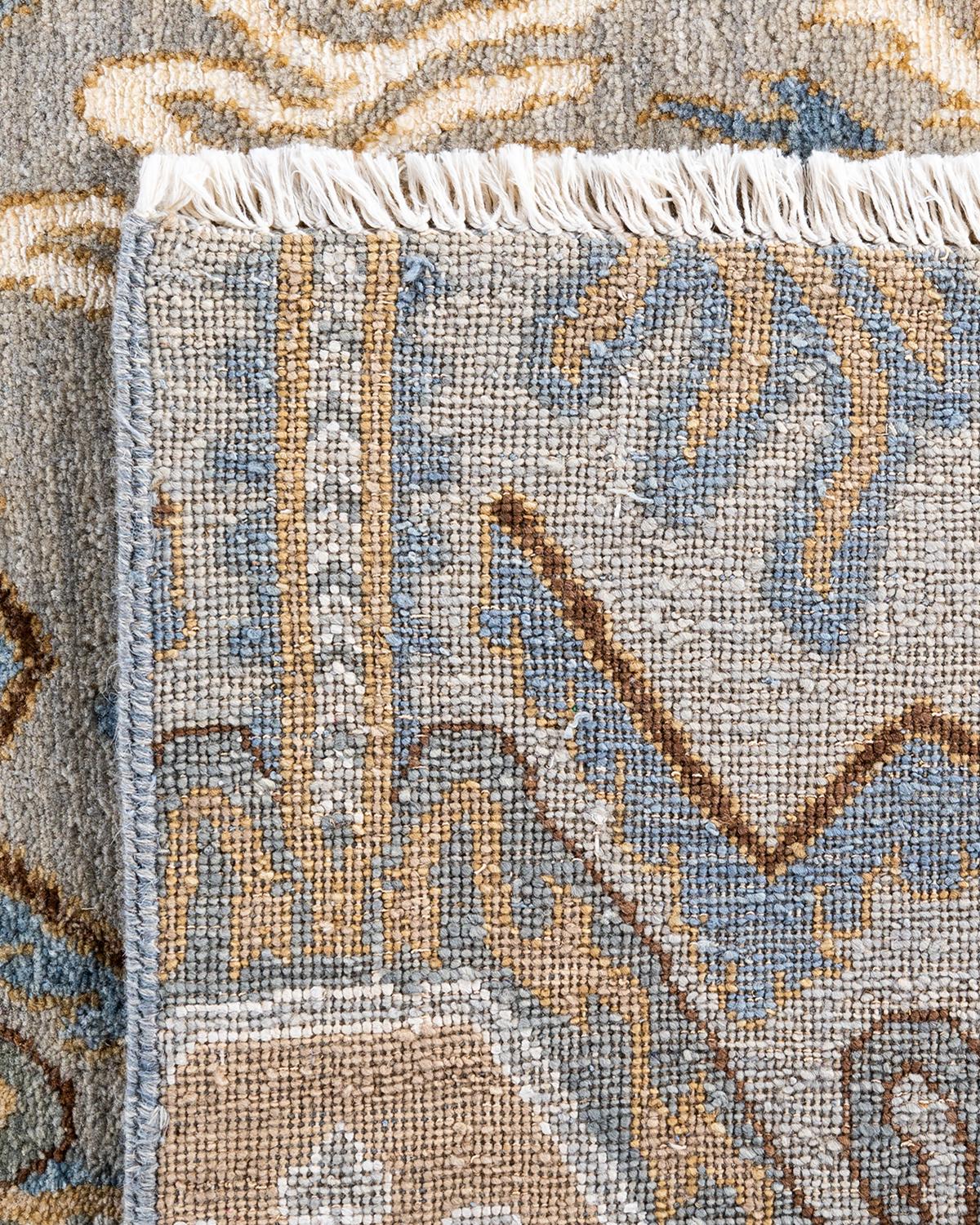 Traditioneller handgeknüpfter, geblümter Ikat-Teppich aus Seide und Wolle in Grau, 8' 1