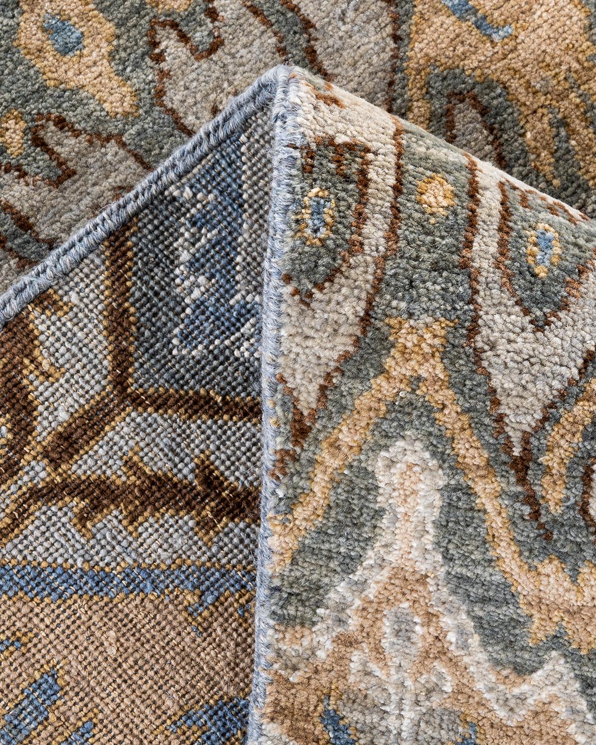 Traditioneller handgeknüpfter, geblümter Ikat-Teppich aus Seide und Wolle in Grau, 8' 1